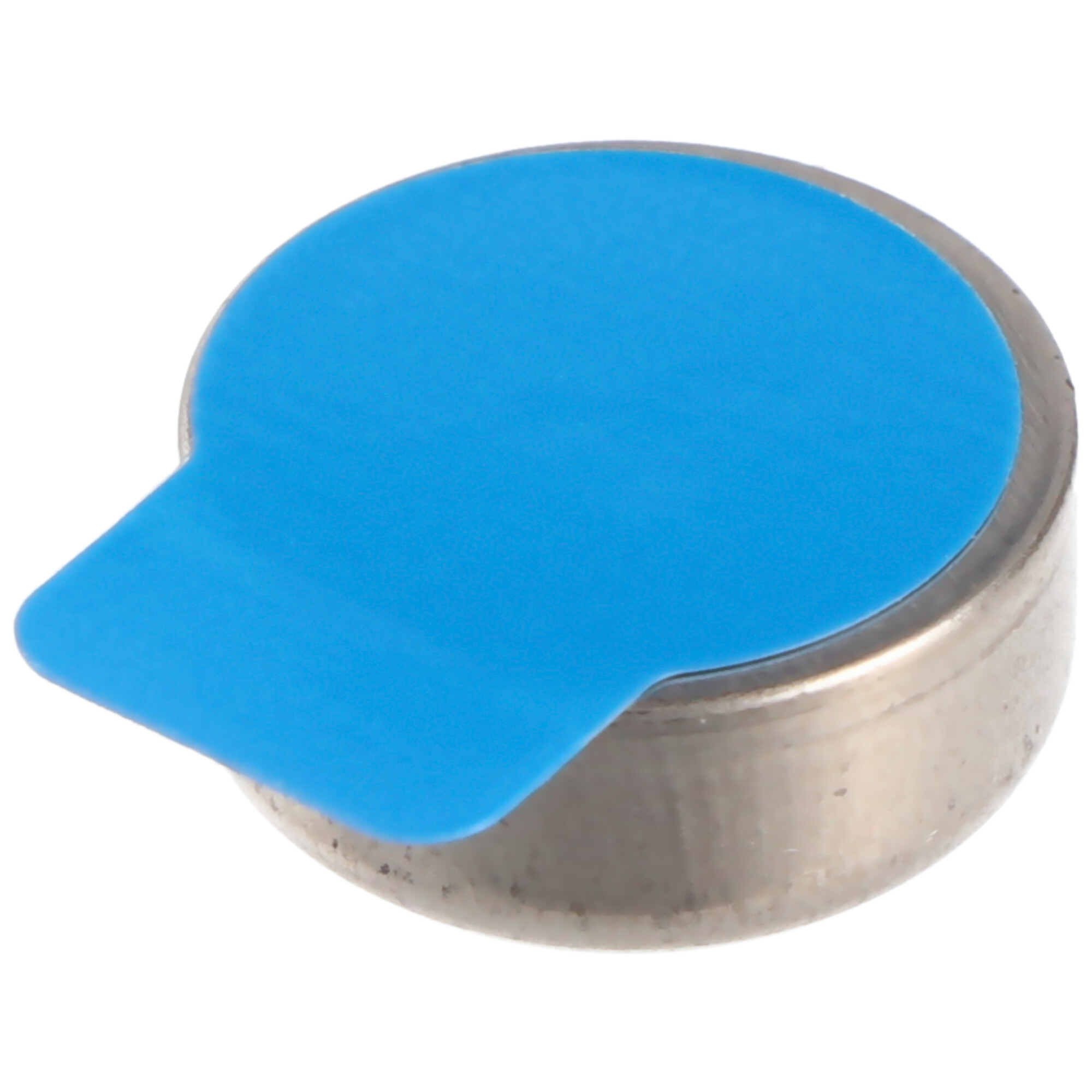 Eine silberne Batterie mit blauer Abdeckung, die über den Rand hinausragt.