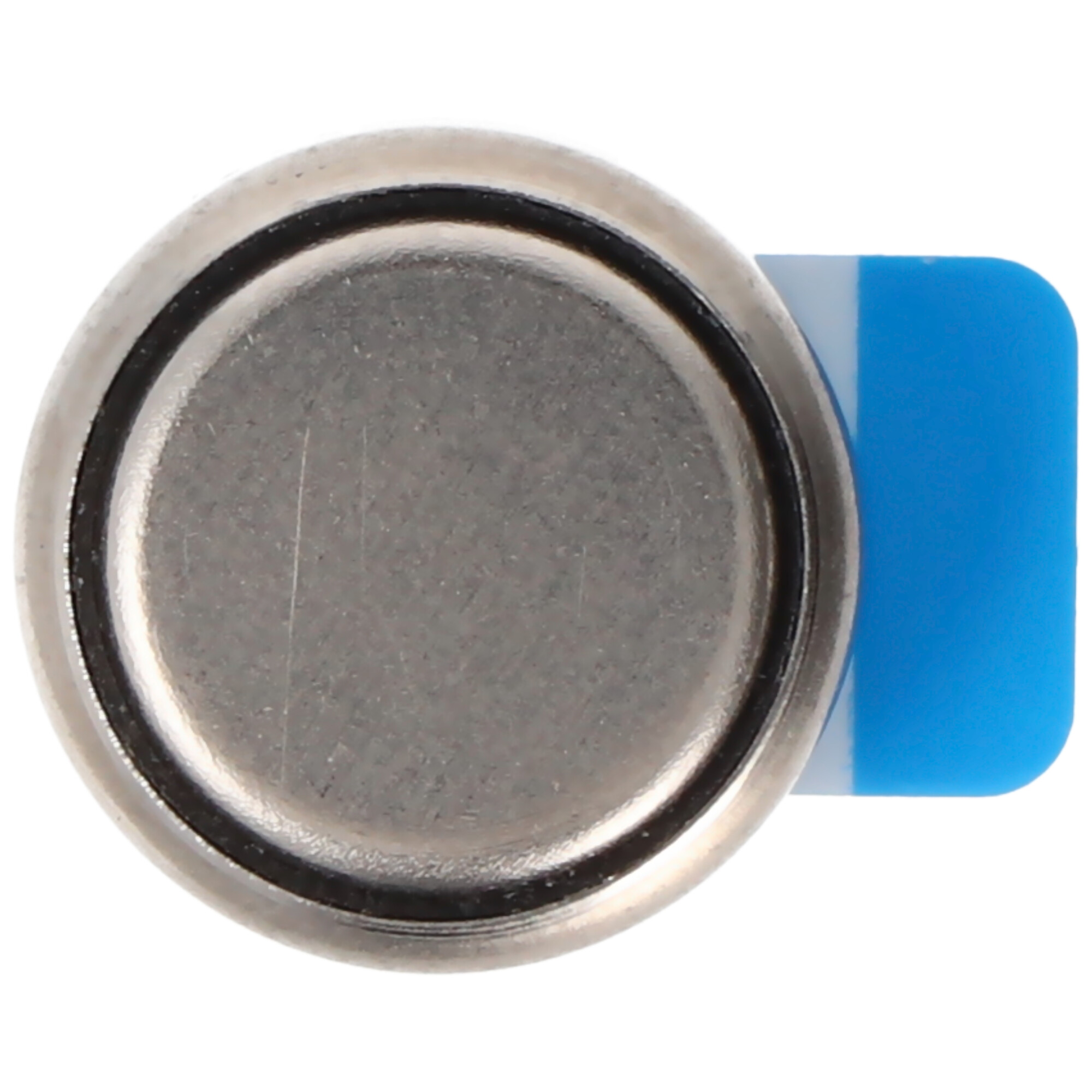 Eine silberne Knopfzelle mit einem blauen Streifen.