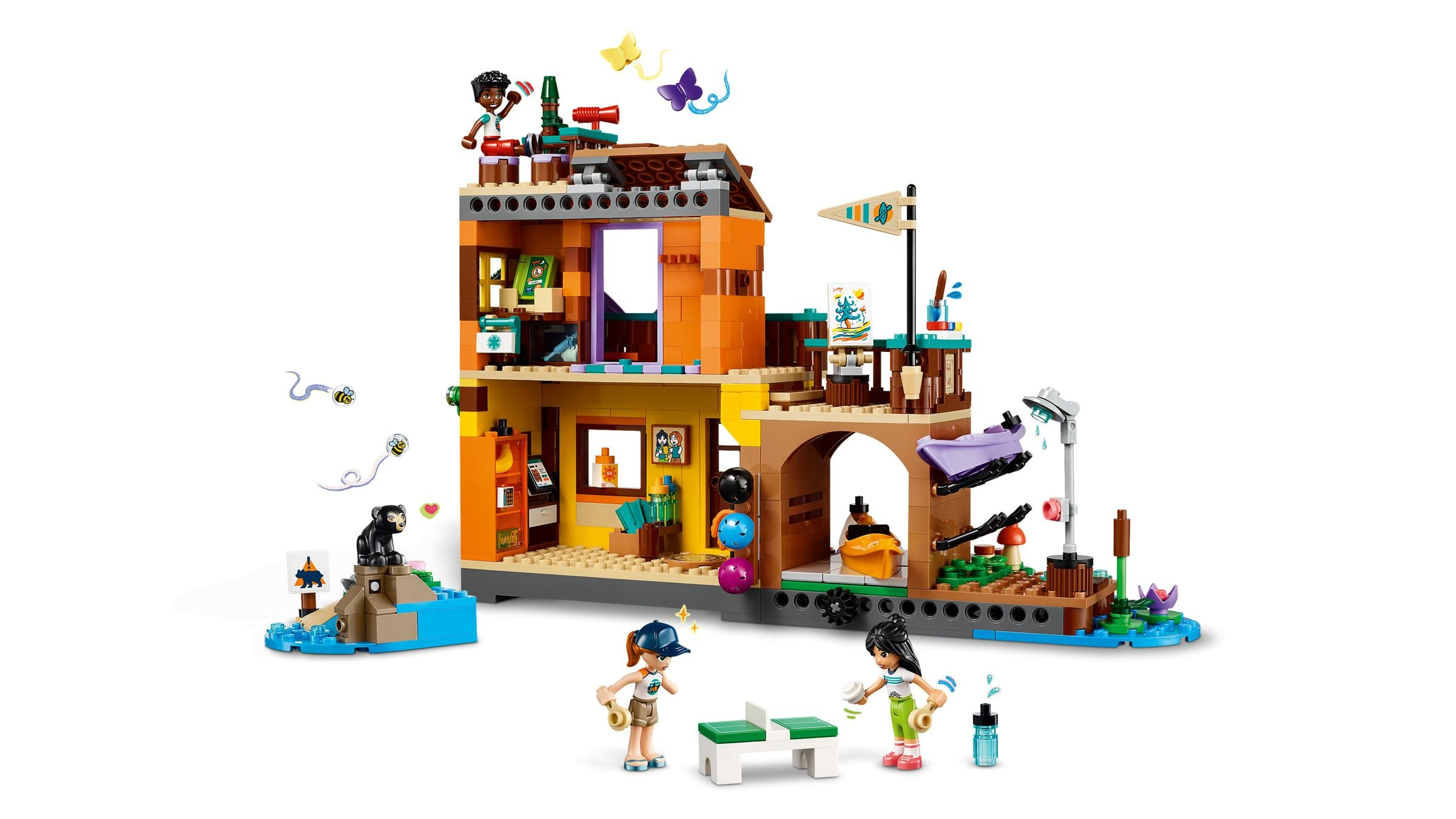 LEGO-Naturforschungsstation mit Figuren, Tieren und Zubehör auf weißem Hintergrund.