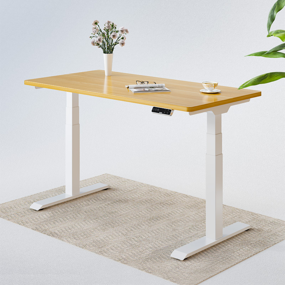 Ein höhenverstellbarer Schreibtisch mit Holzplatte, weißen Beinen und einem Teppich.