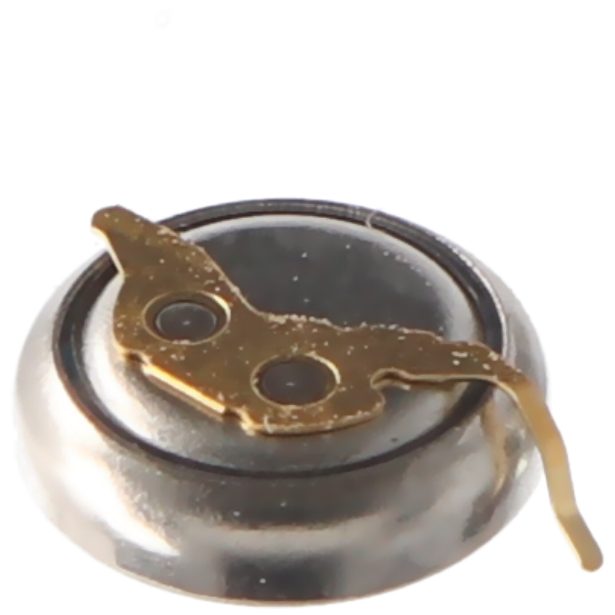 Eine silberne Knopfzellenbatterie mit goldenen Kontakten und einem kleinen Hebel.