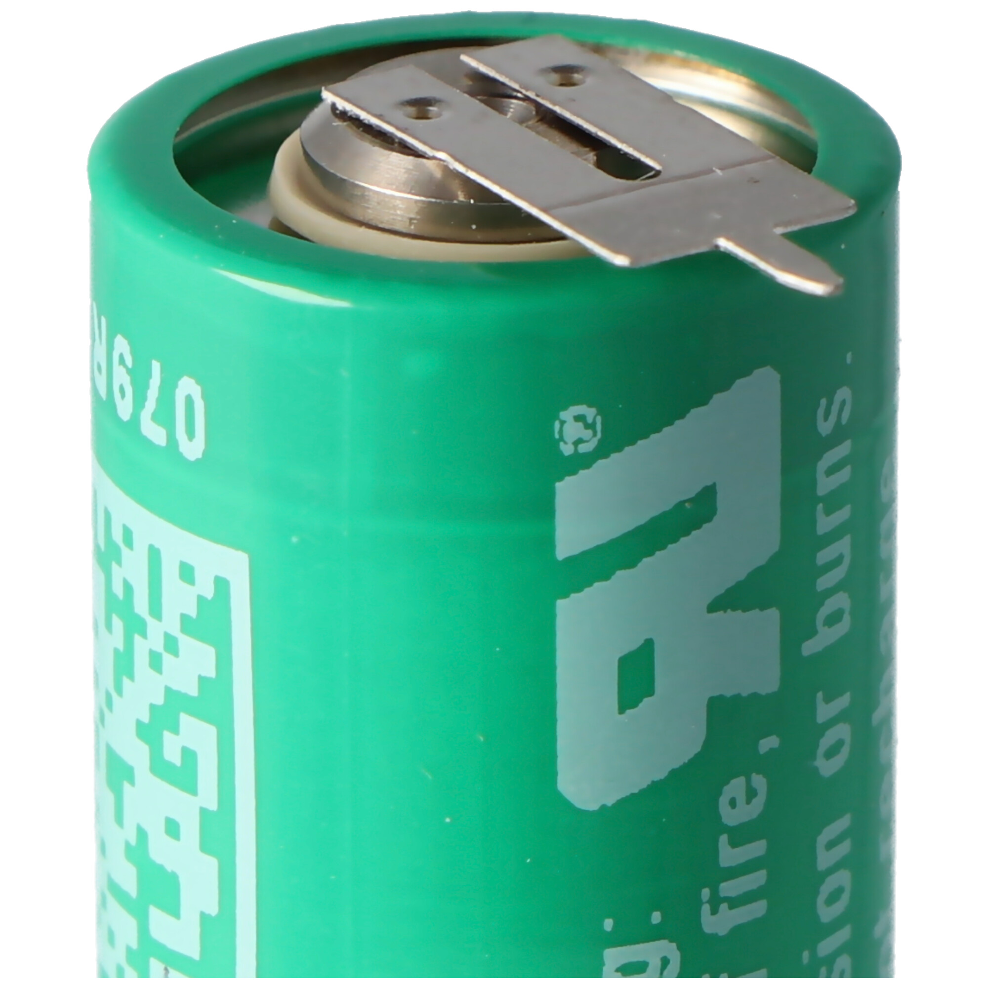 Grüne Batterie mit Metallkontakten oben und Warnhinweisen.