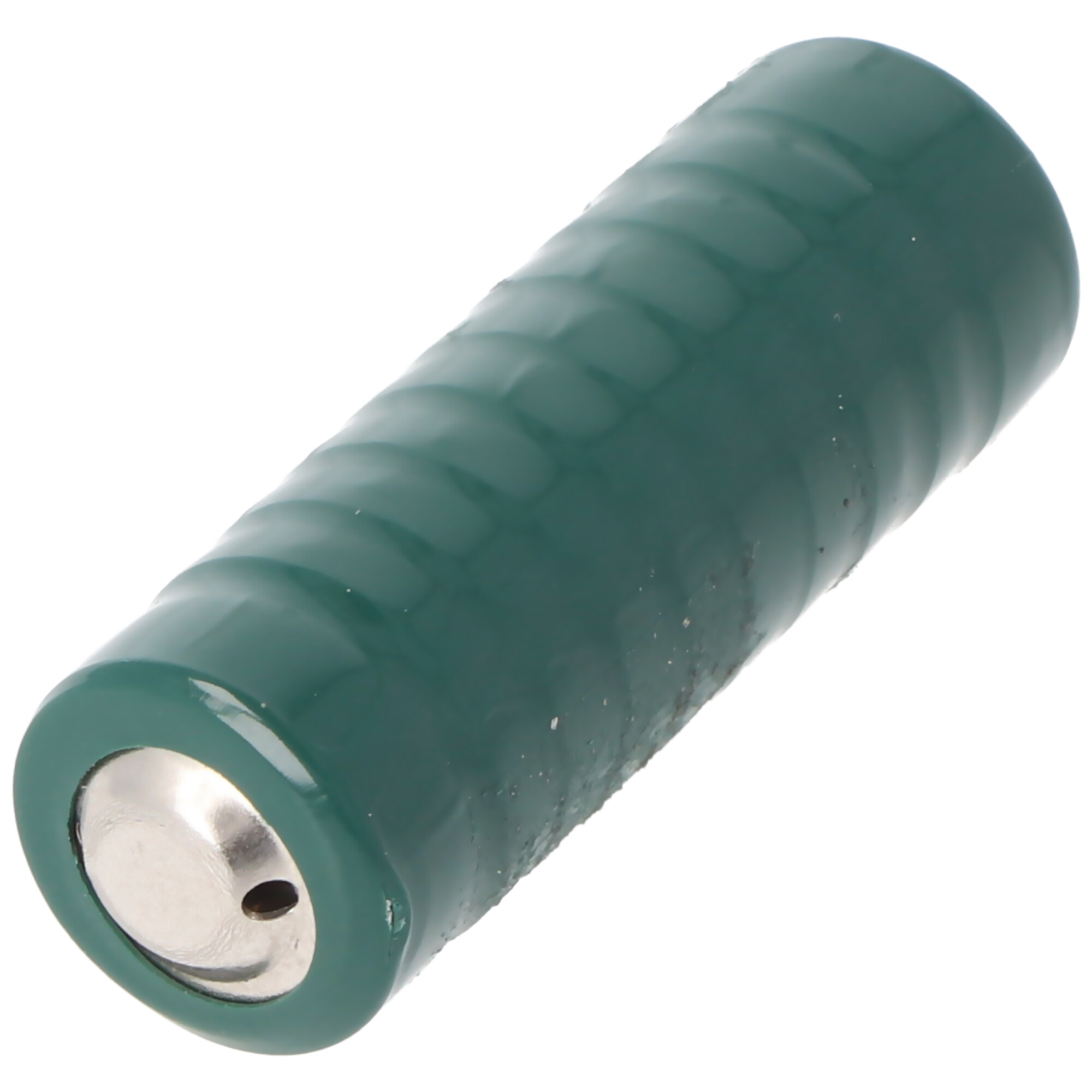 Eine grüne Batterie mit geriffelter Oberfläche und Metallspitze.