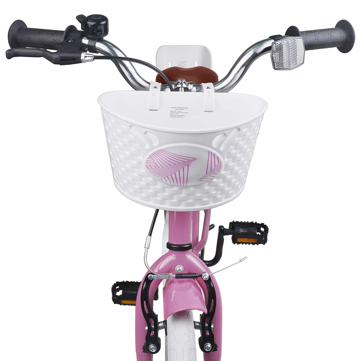 Ein rosafarbenes Kinderfahrrad mit weißem Korb, Lenker und Klingel.