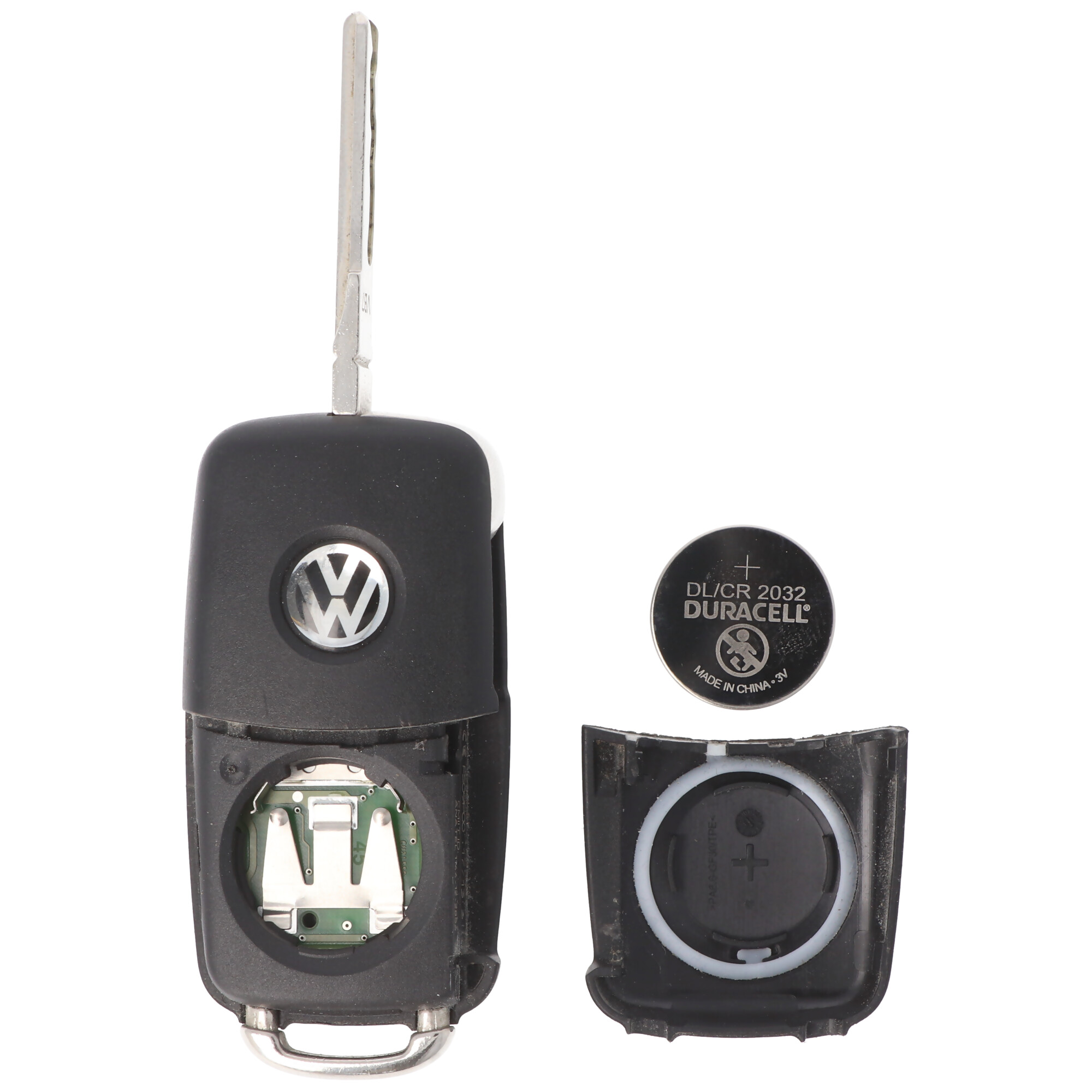 Chiave dell'auto smontata con batteria ed elettronica su sfondo bianco.
