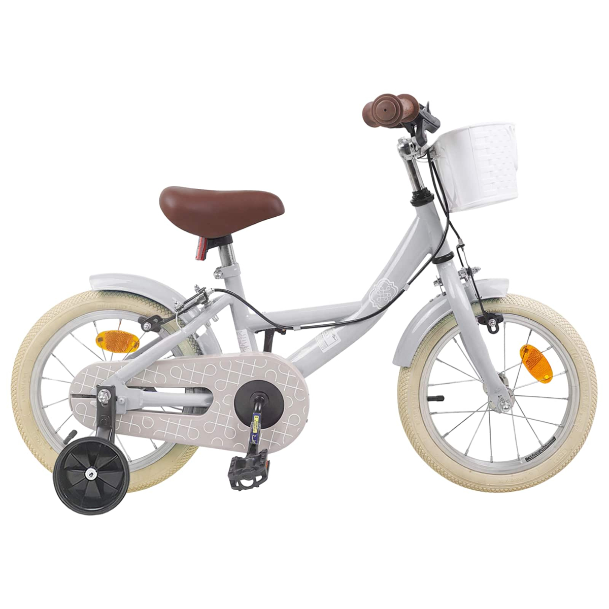 Ein graues Kinderfahrrad mit braunem Sattel, weißem Korb und Stützrädern.