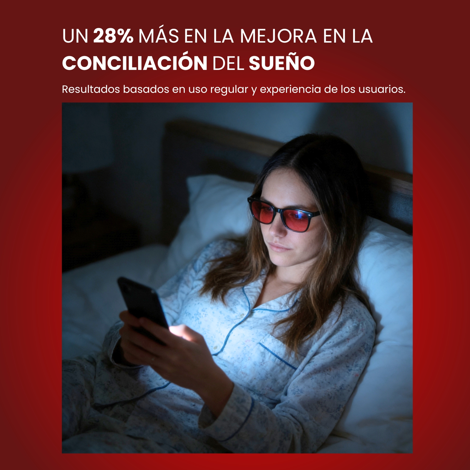 Mujer con gafas mira su teléfono en la cama.