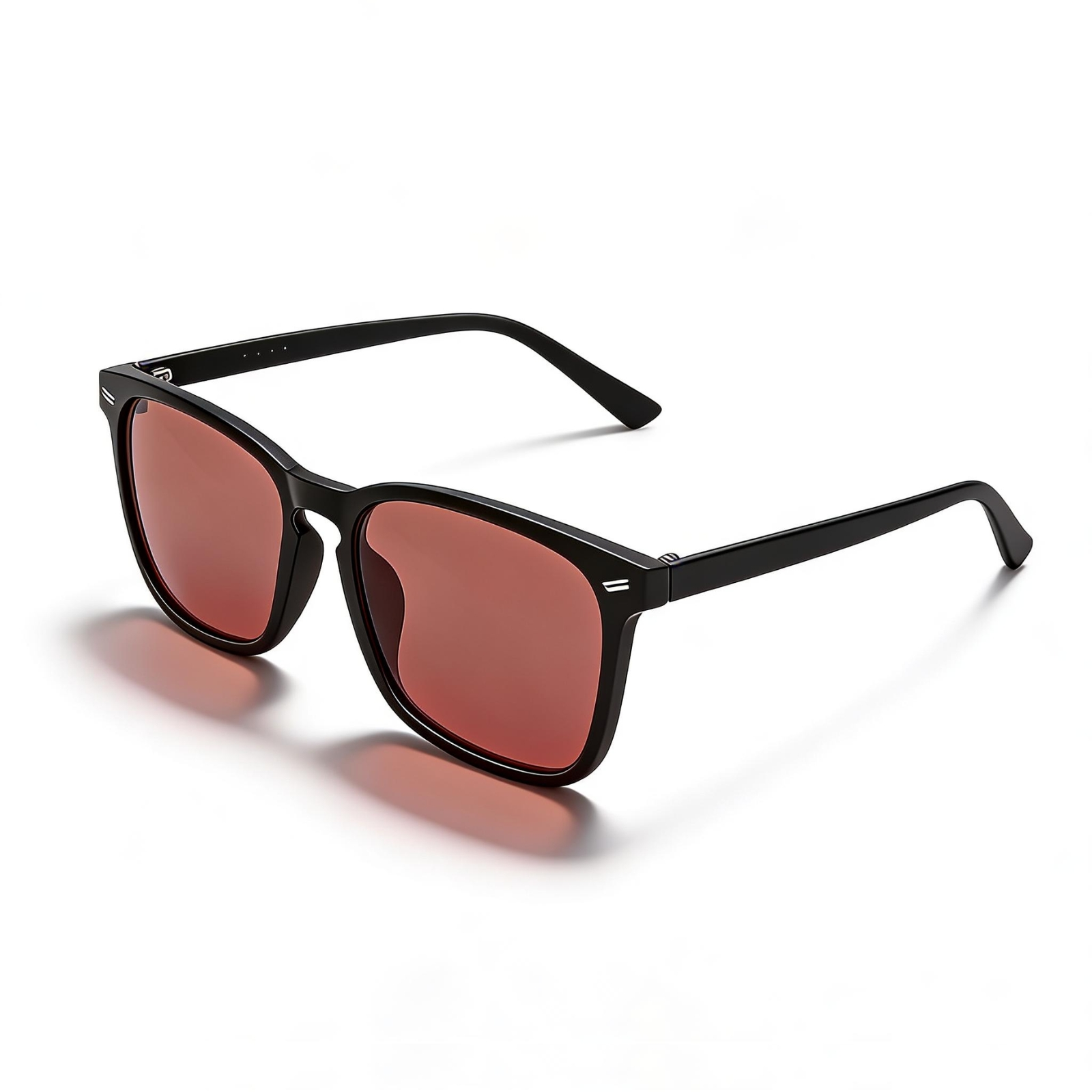 Gafas de sol negras con lentes rojo coral sobre fondo blanco.