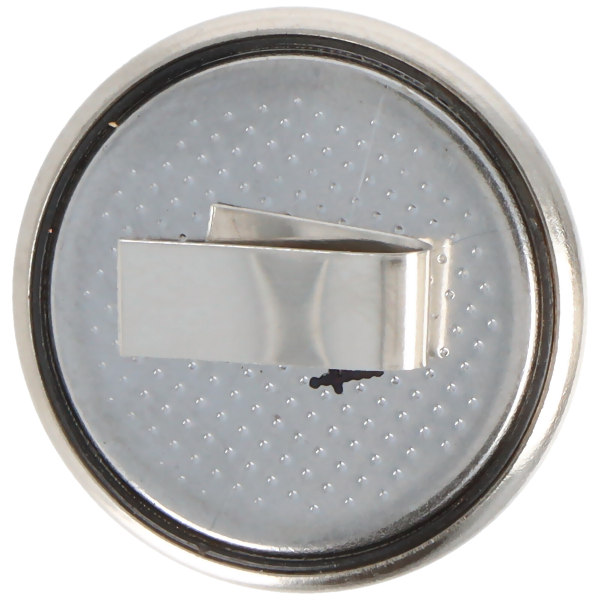 Nahaufnahme einer silbernen Batterie mit geprägtem Muster und einem Metallclip.