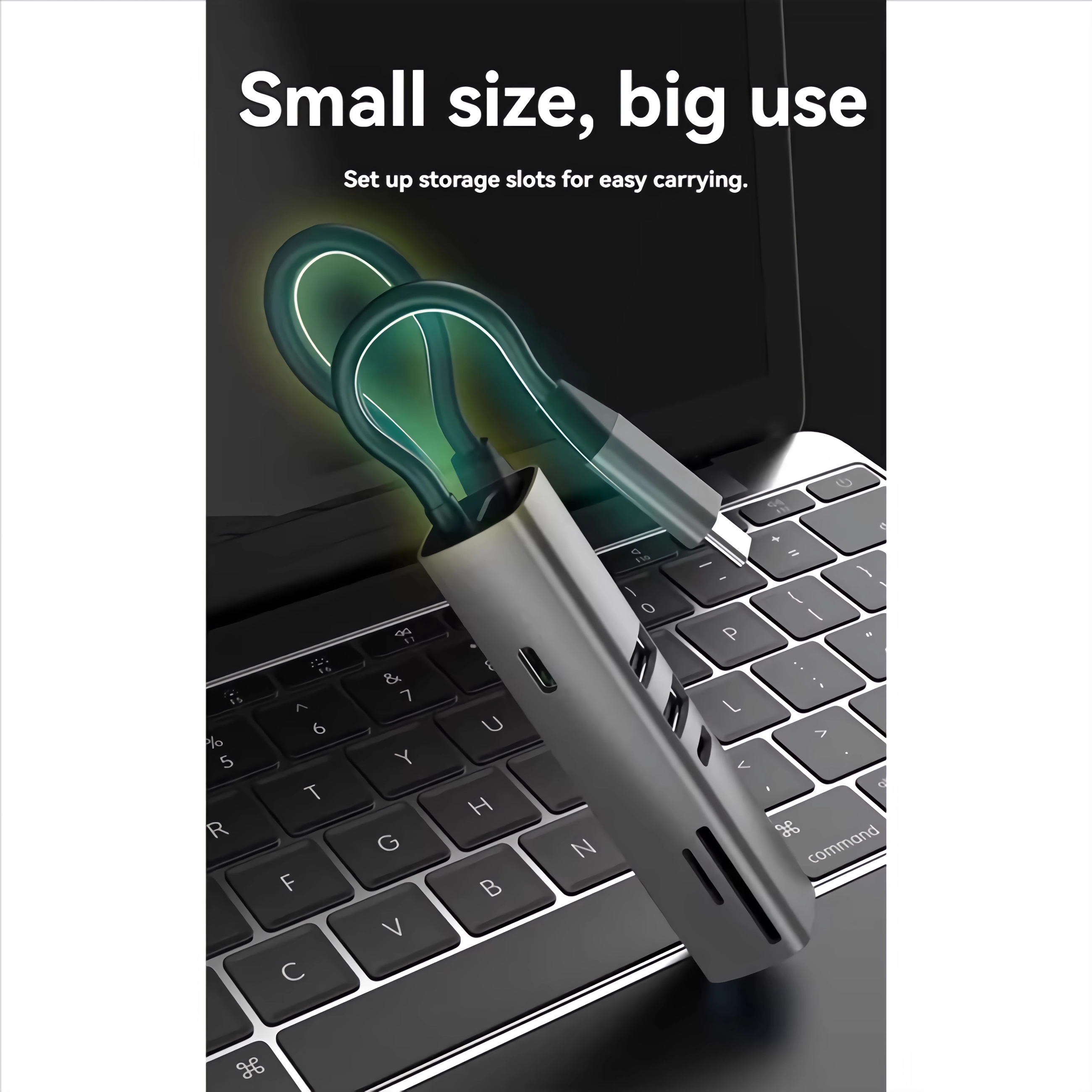 Ein silberner USB-Hub mit Kabeln liegt auf einer Laptop-Tastatur.