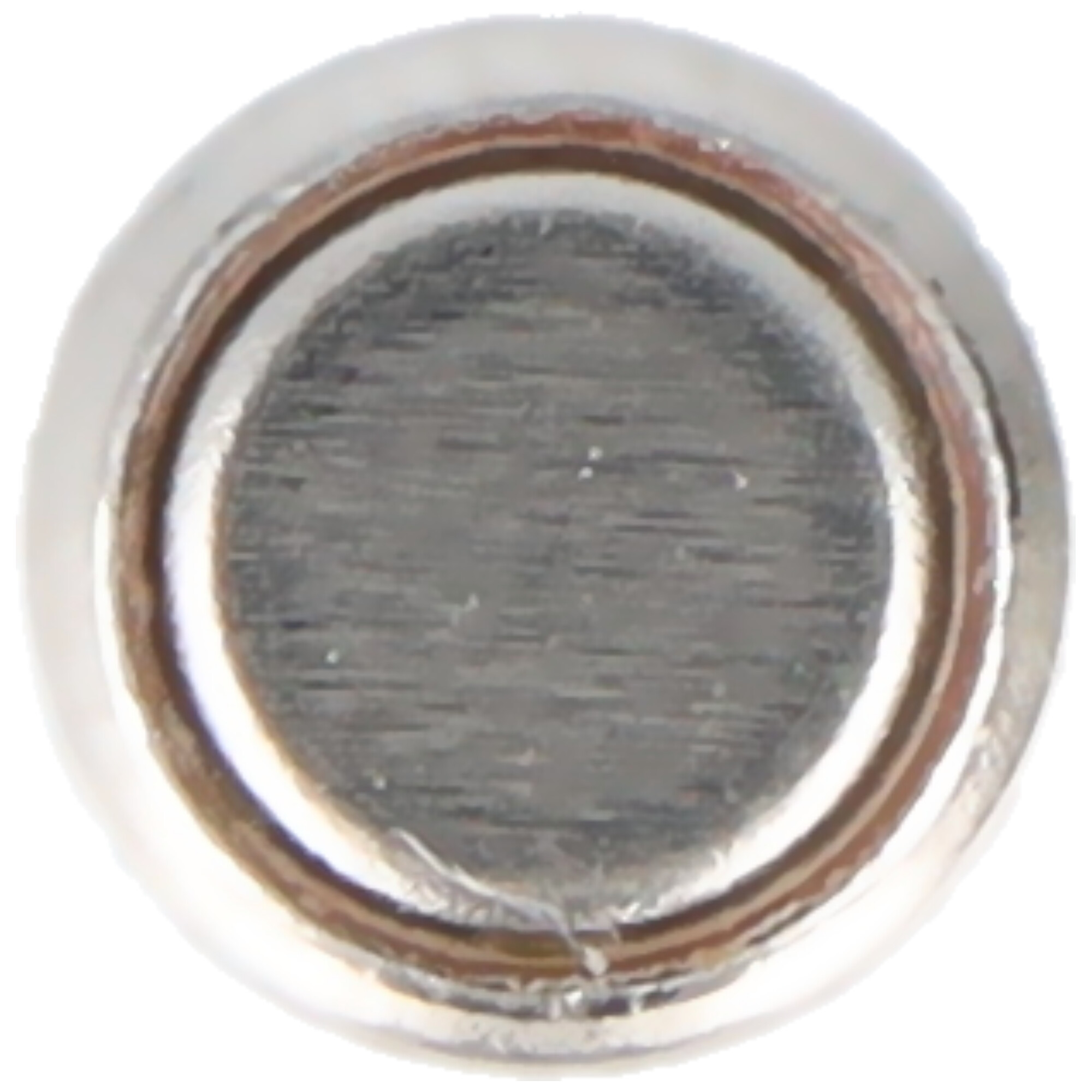 Nahaufnahme eines silbernen Knopfes mit braunen Ringen und einer gebürsteten Oberfläche.