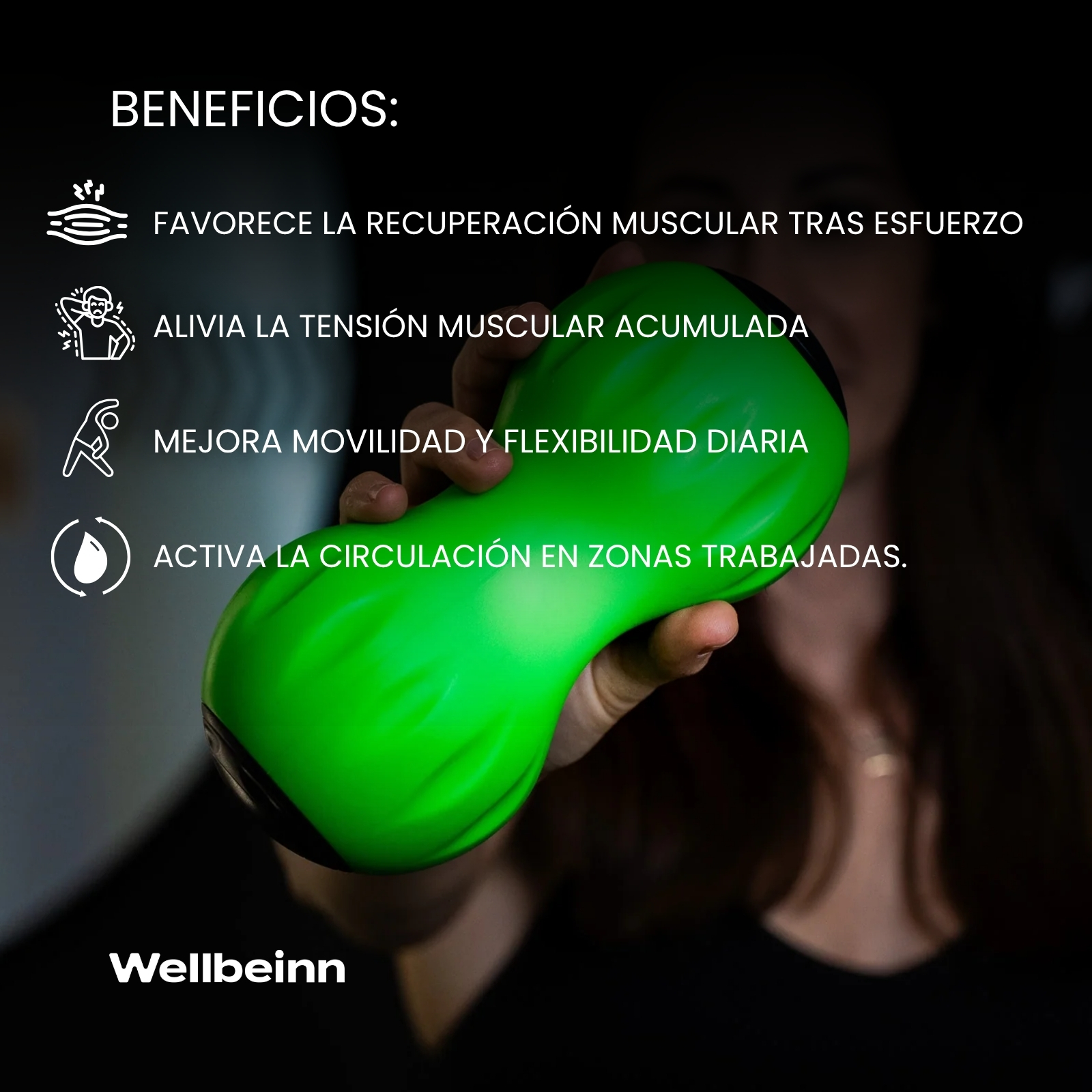 Una persona sostiene un rodillo de masaje verde brillante. El texto enumera beneficios.