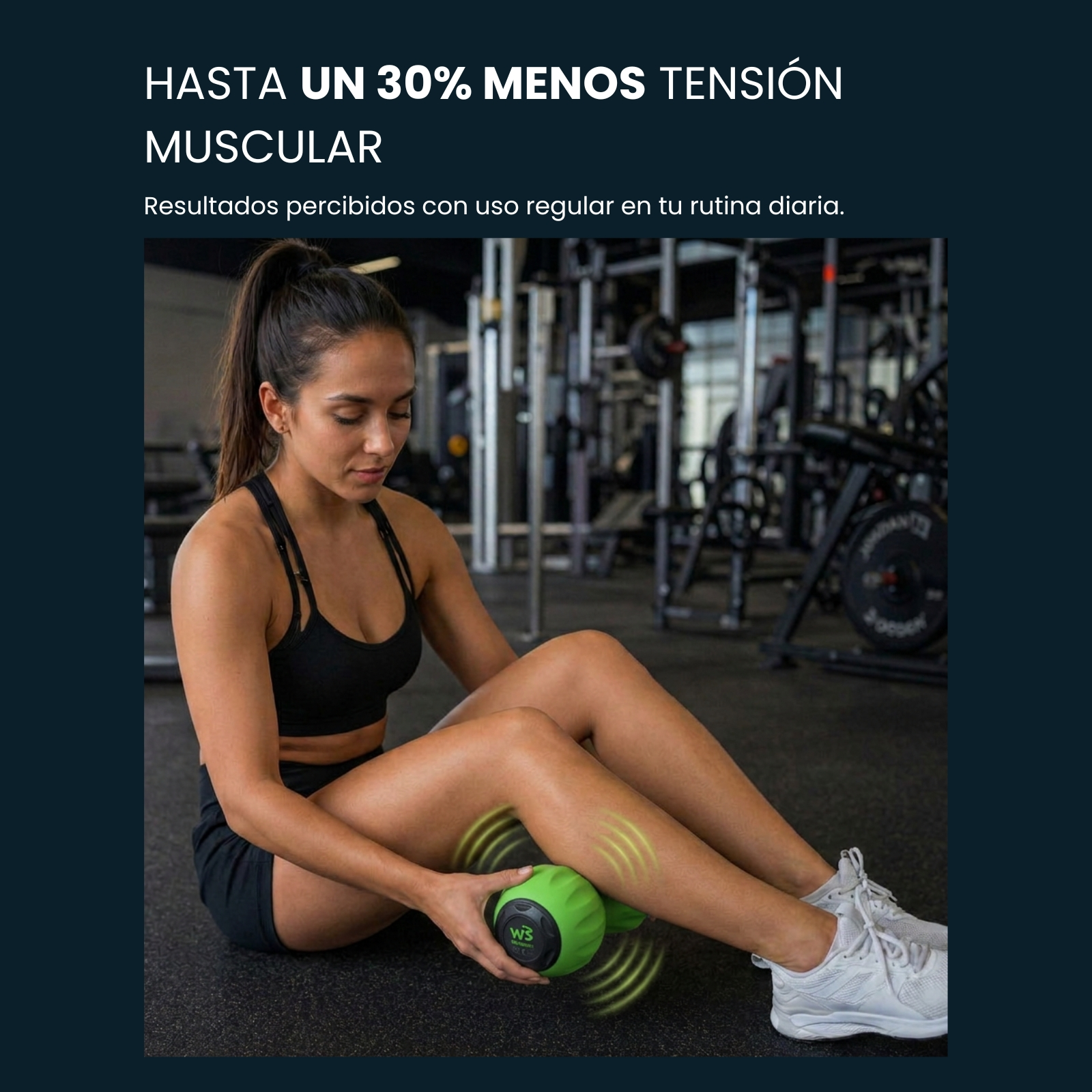 Una mujer usa una pelota de masaje verde en su pierna en un gimnasio.