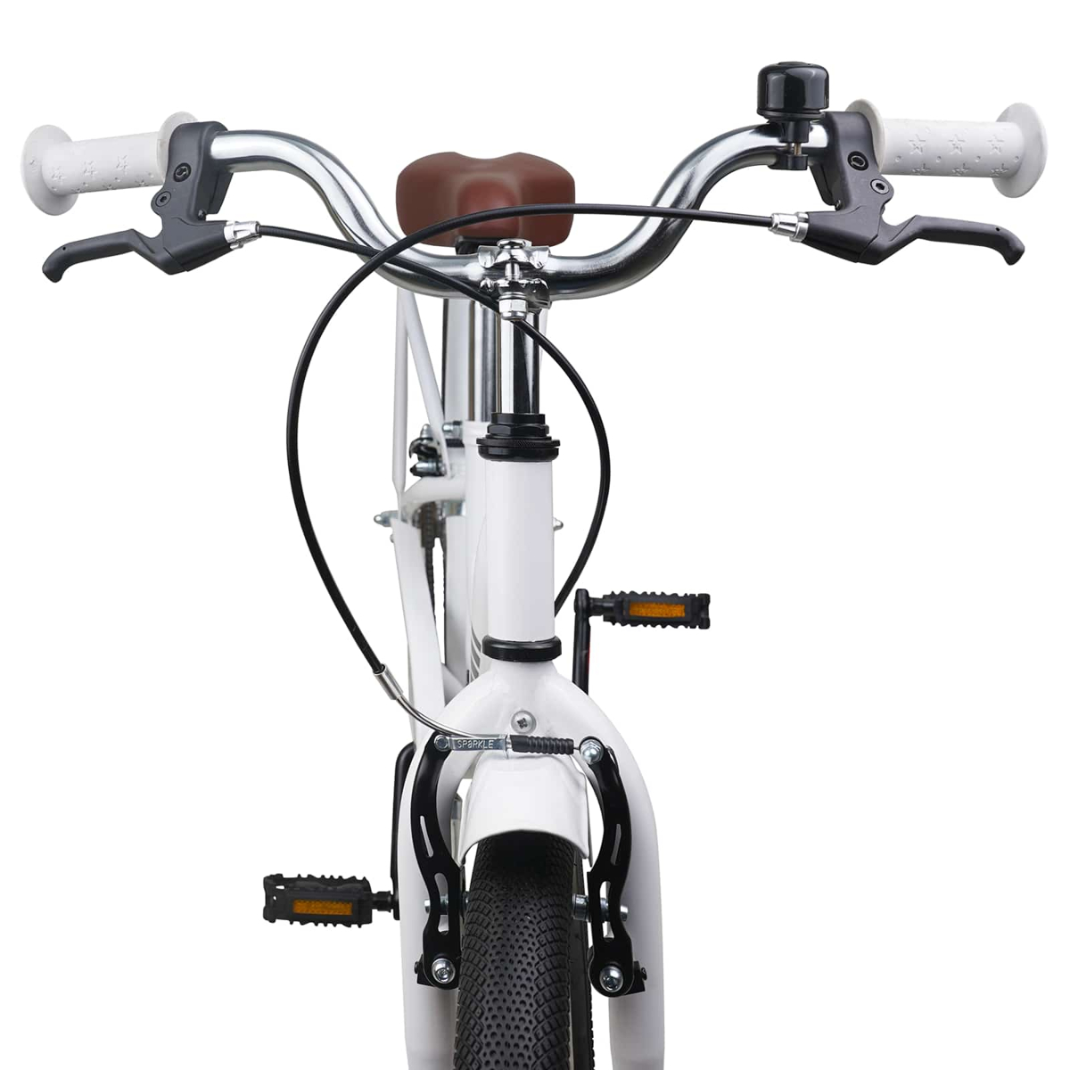 Vorderansicht eines weißen Fahrrads mit braunem Sattel, Klingel und schwarzen Pedalen.