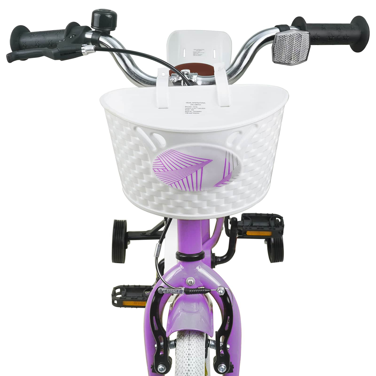 Lila Kinderfahrrad mit weißem Korb, Griffen, Klingel und Stützrädern.