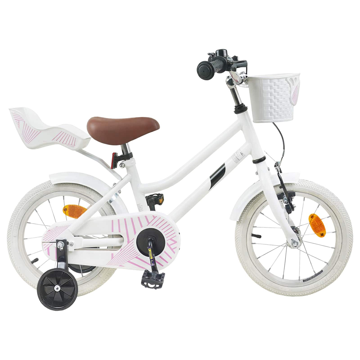 Ein weißes Kinderfahrrad mit Stützrädern, einem braunen Sattel und einem geflochtenen Korb.