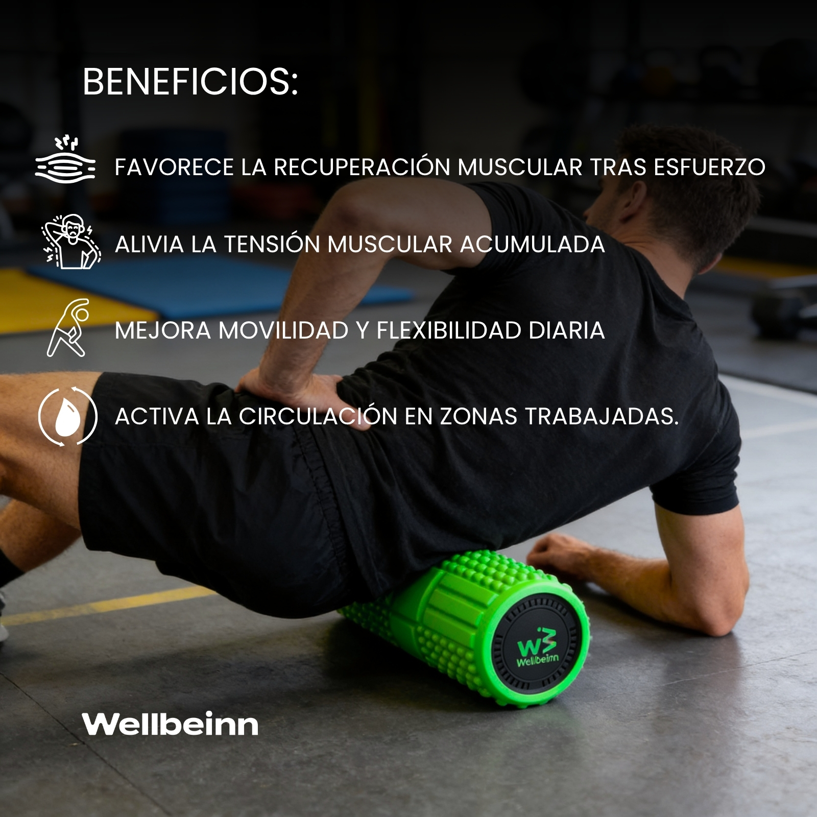 Uomo usa rullo in schiuma verde per massaggio gambe in palestra.