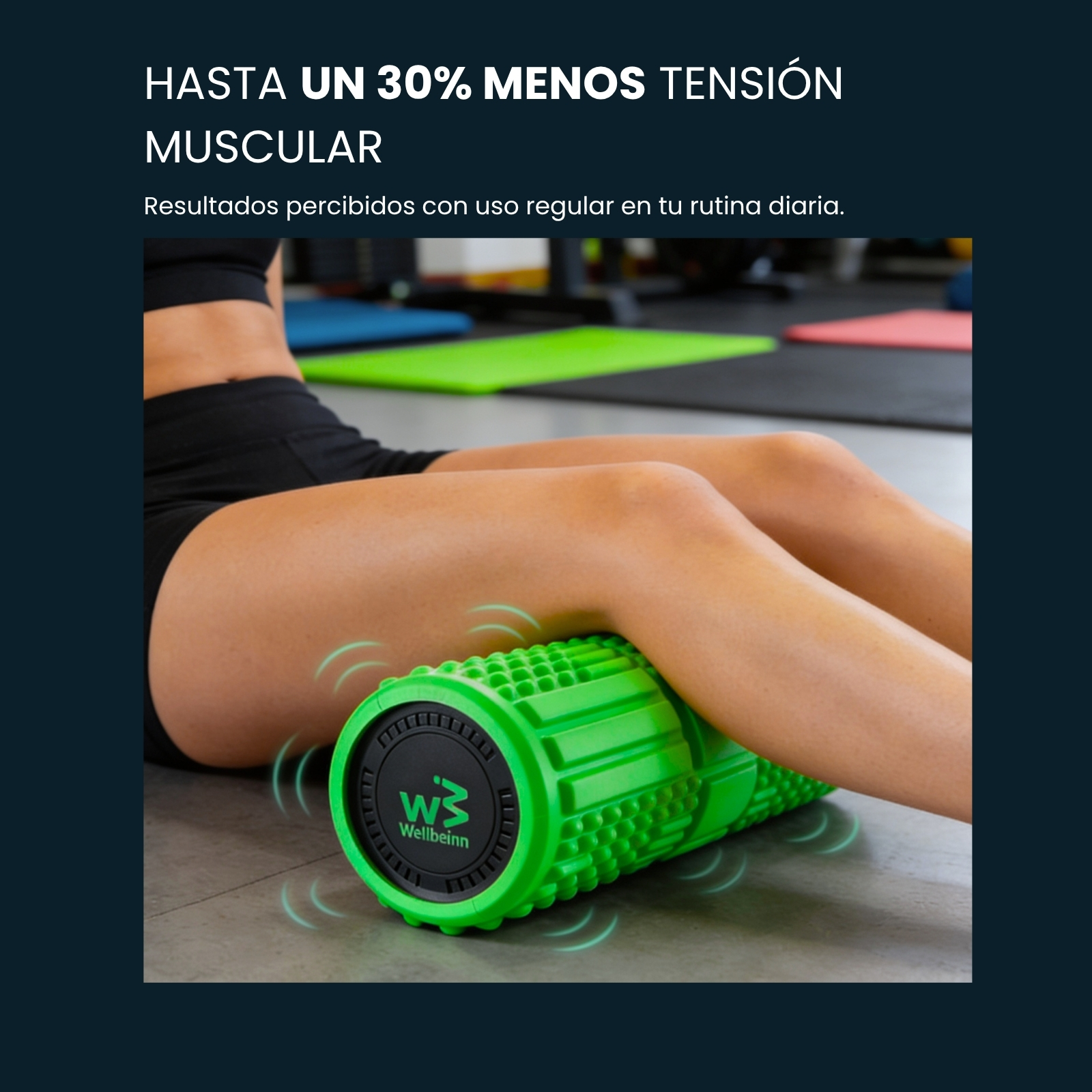 Una persona usa un foam roller verde sulla gamba in palestra.