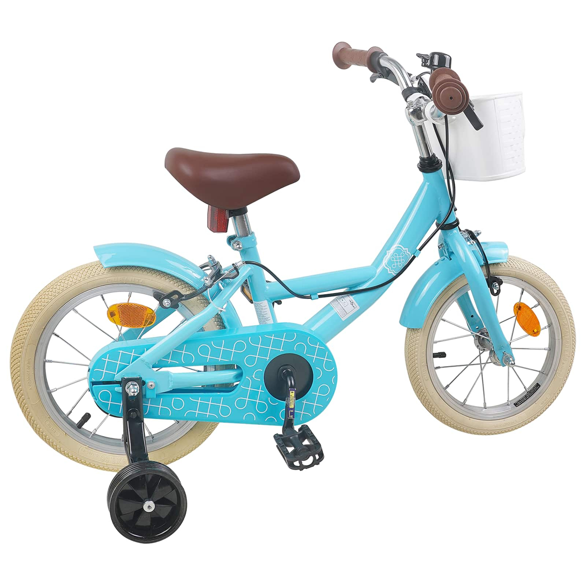 Ein hellblaues Kinderfahrrad mit Stützrädern, braunem Sattel und weißem Korb vorn.