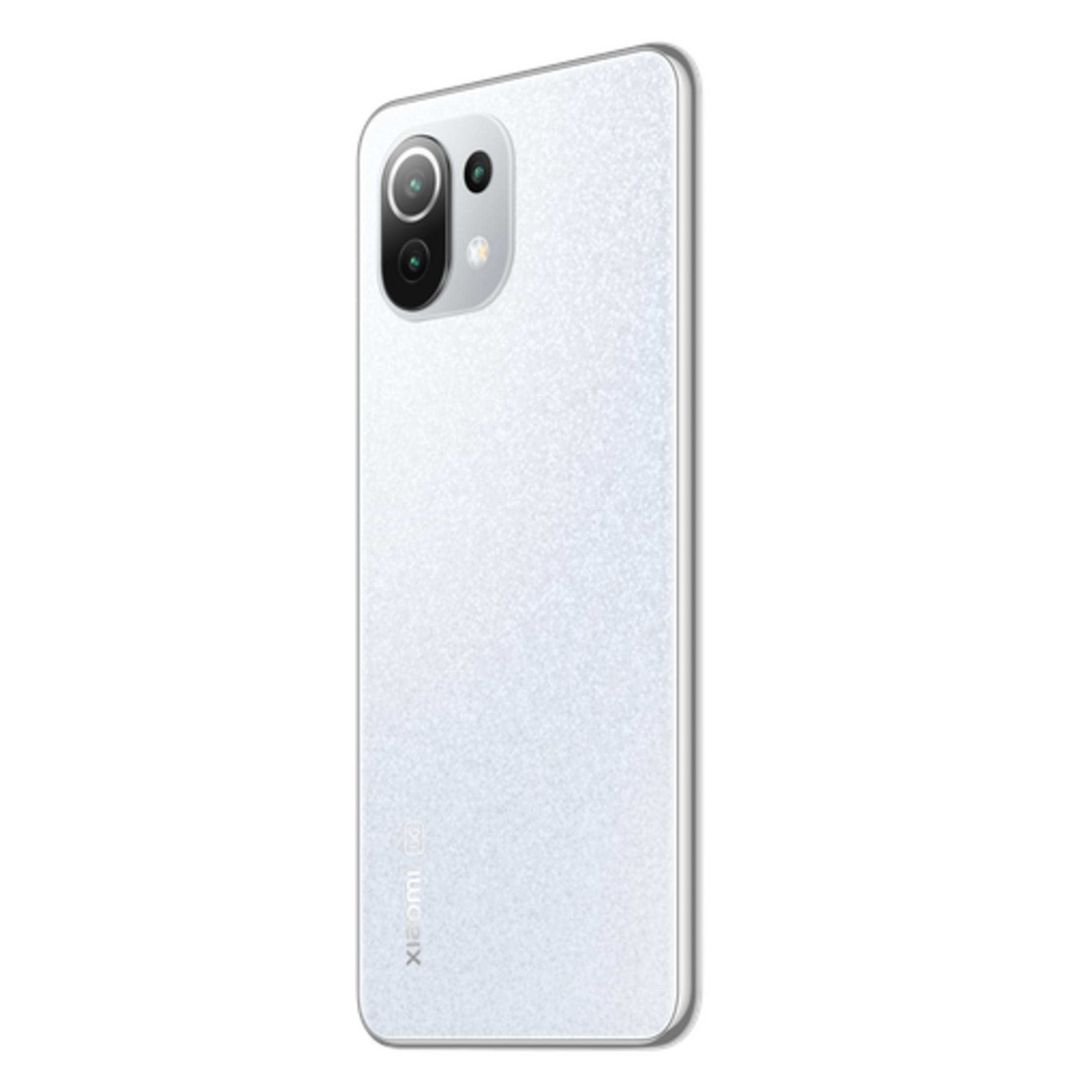 Uno smartphone bianco con modulo fotocamera posteriore e logo Xiaomi.