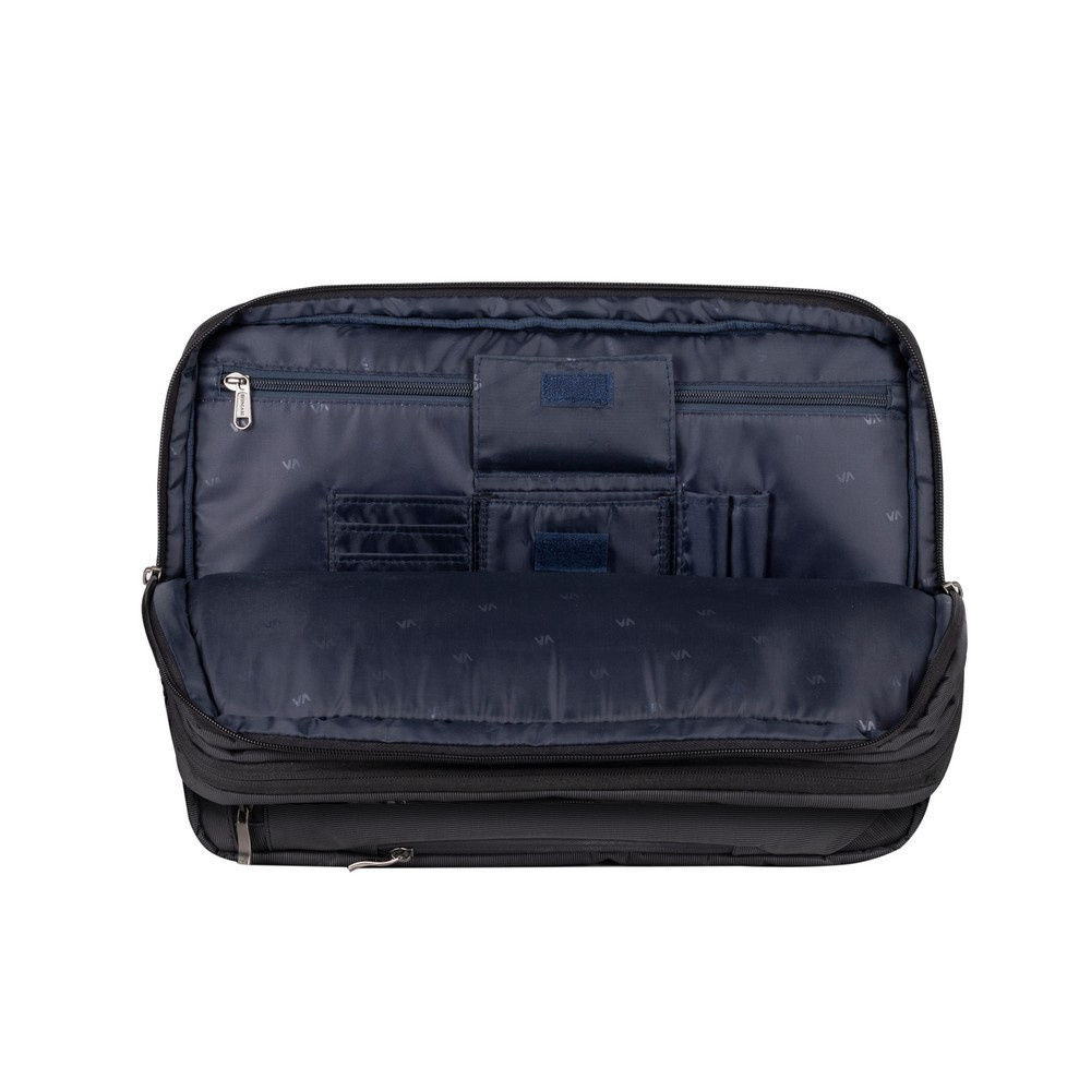 Ein offener schwarzer Rucksack mit dunkelblauem Innenfutter und mehreren Fächern.