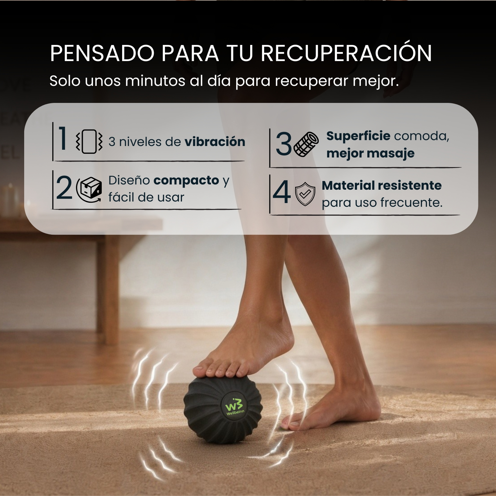 Una persona usa una pelota de masaje negra en el pie. El texto describe características de vibración.