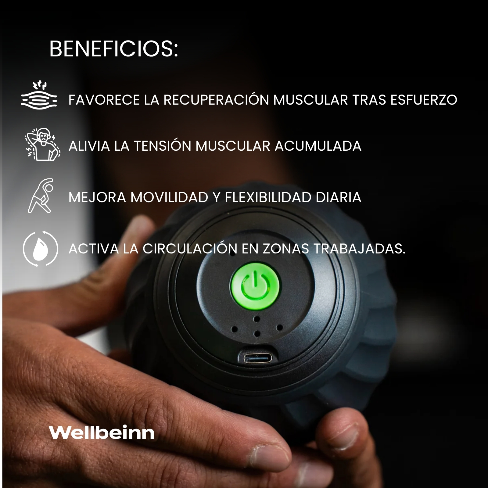 Una pelota de masaje negra con botón de encendido verde en la mano.