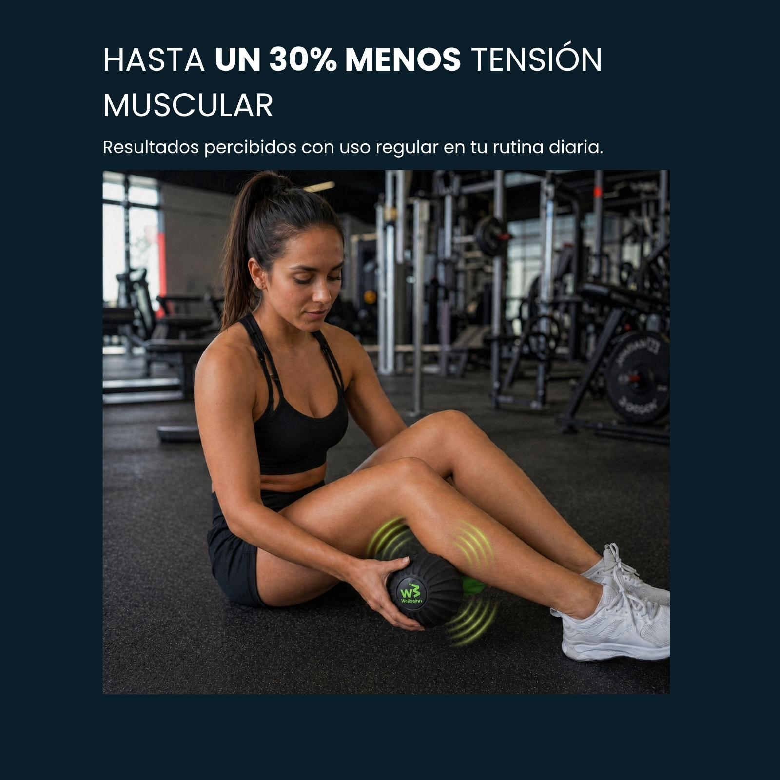 Mujer en gimnasio masajeándose la pierna con una pelota negra.