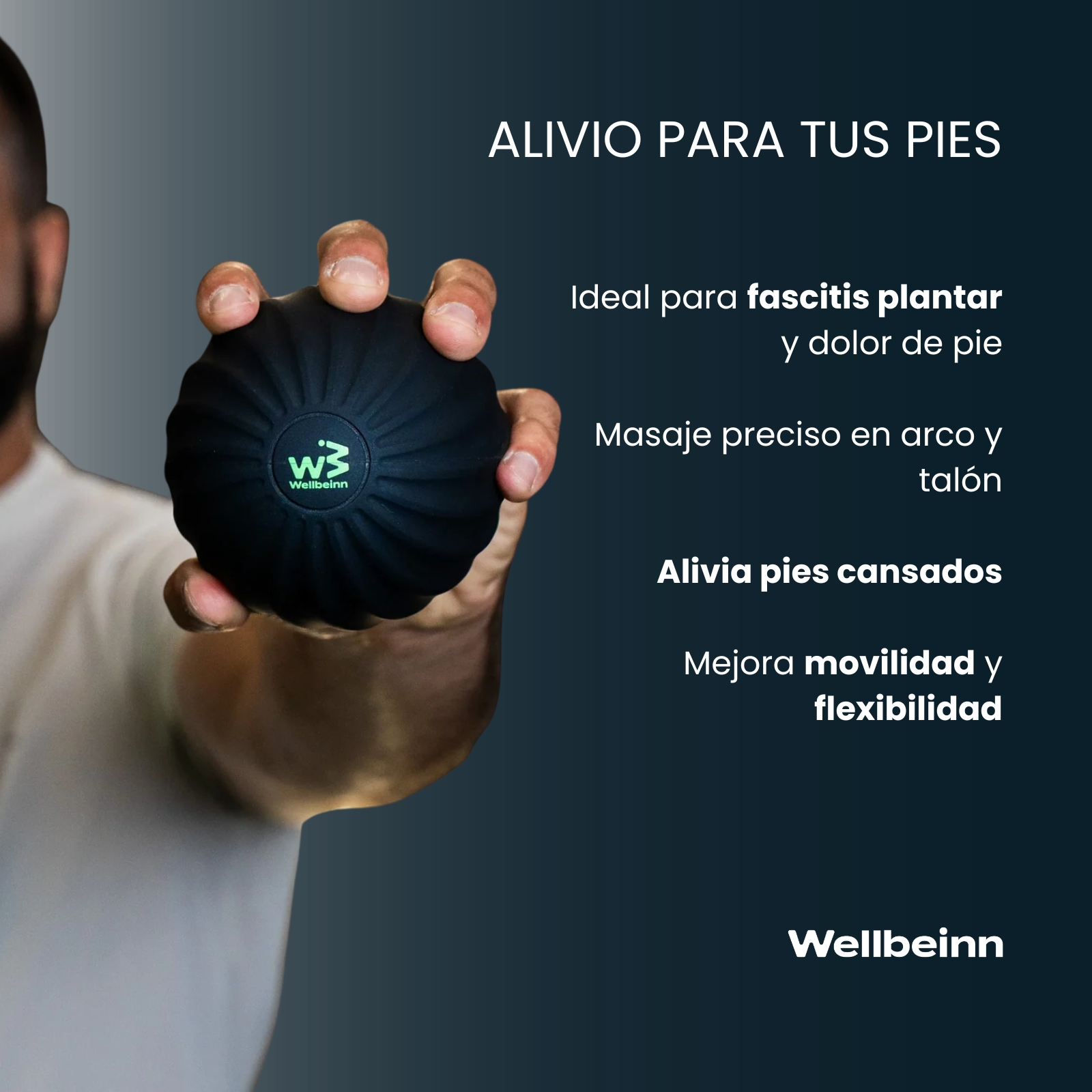 Pelota de masaje negra con logo, sostenida por dedos, para aliviar pies.