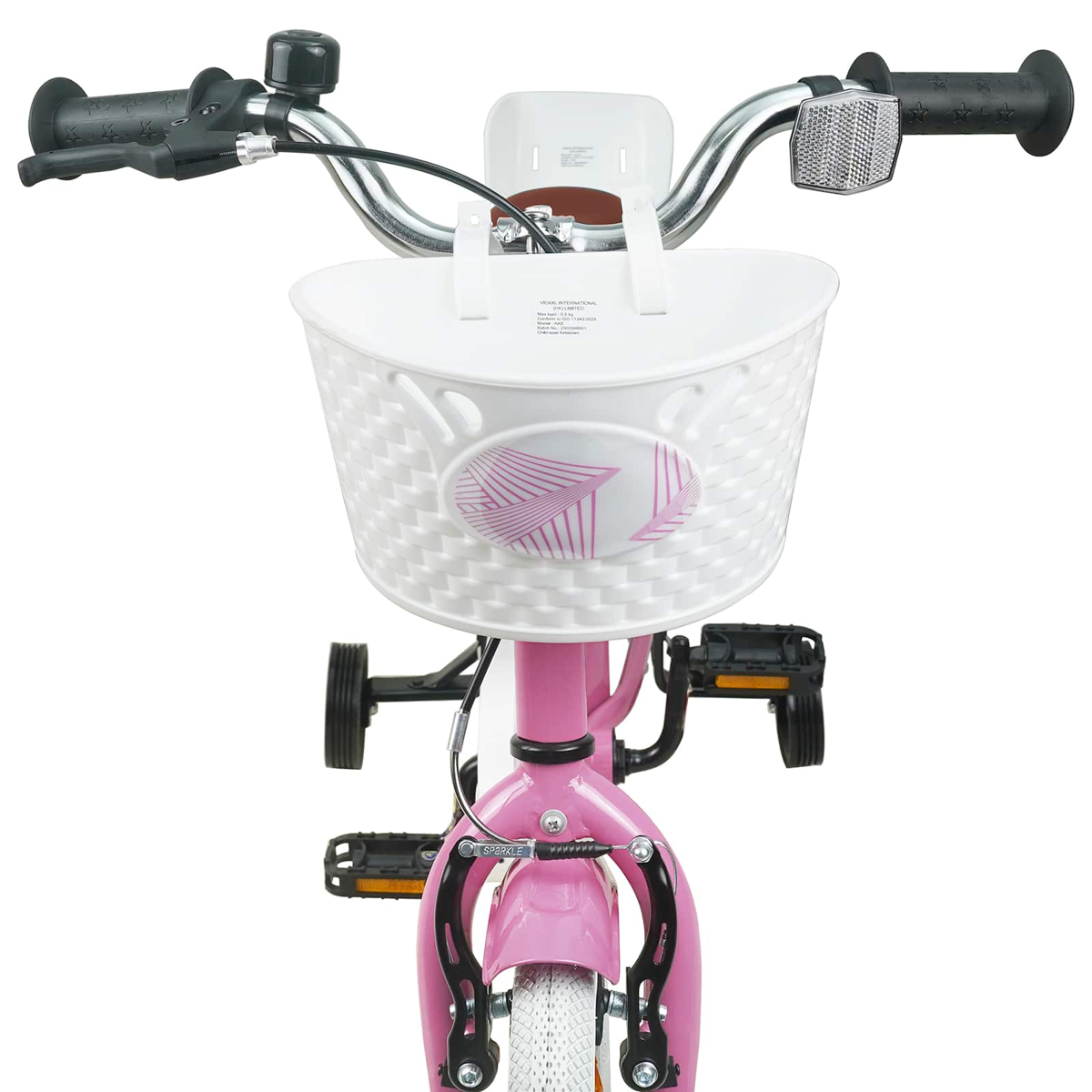 Vorderansicht eines pinkfarbenen Kinderfahrrads mit einem weißen geflochtenen Korb, schwarzem Lenker und einer Klingel.