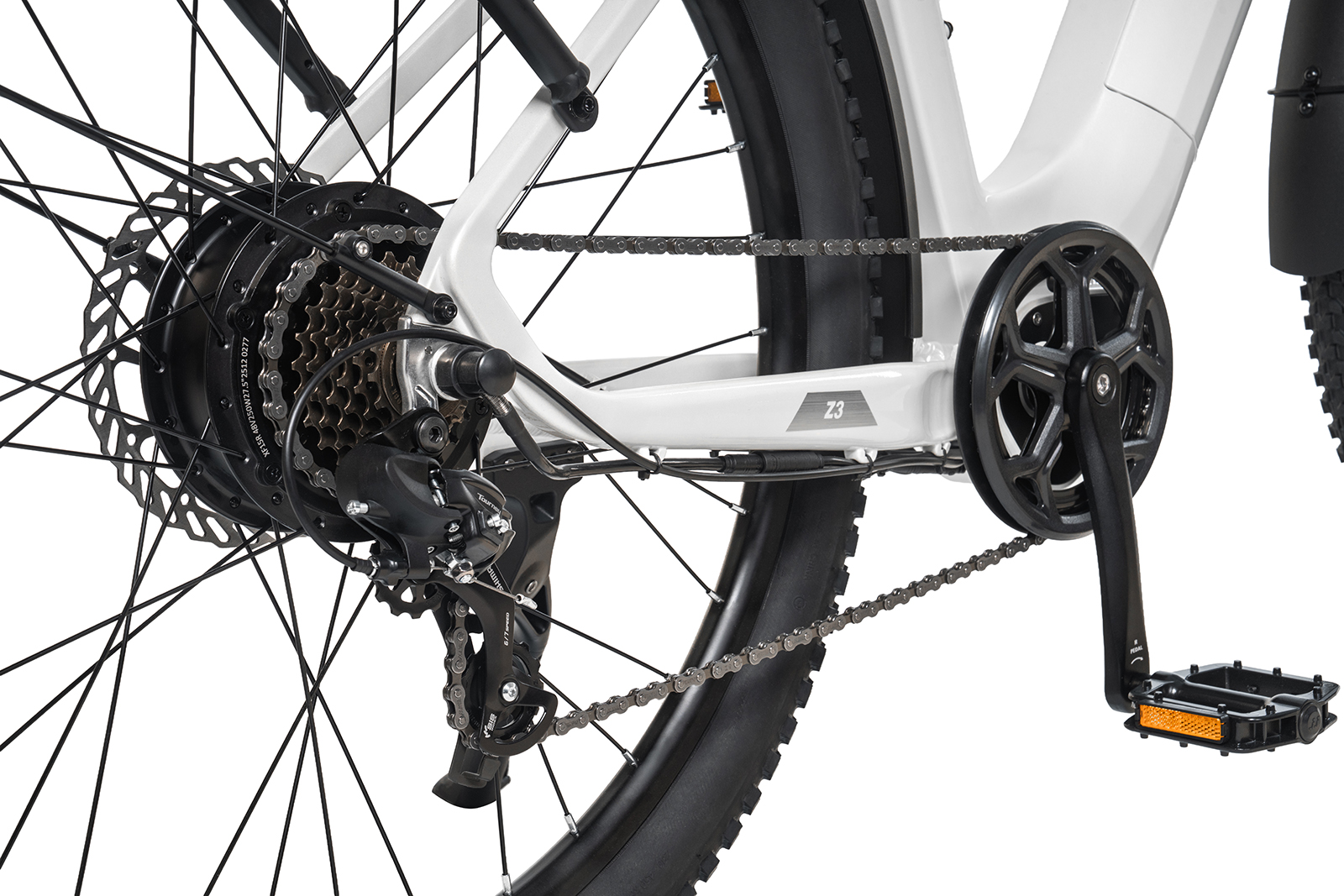 Nahaufnahme des Hinterrads, Antriebsstrangs und der Kurbelgarnitur eines E-Bikes in Weiß und Schwarz.