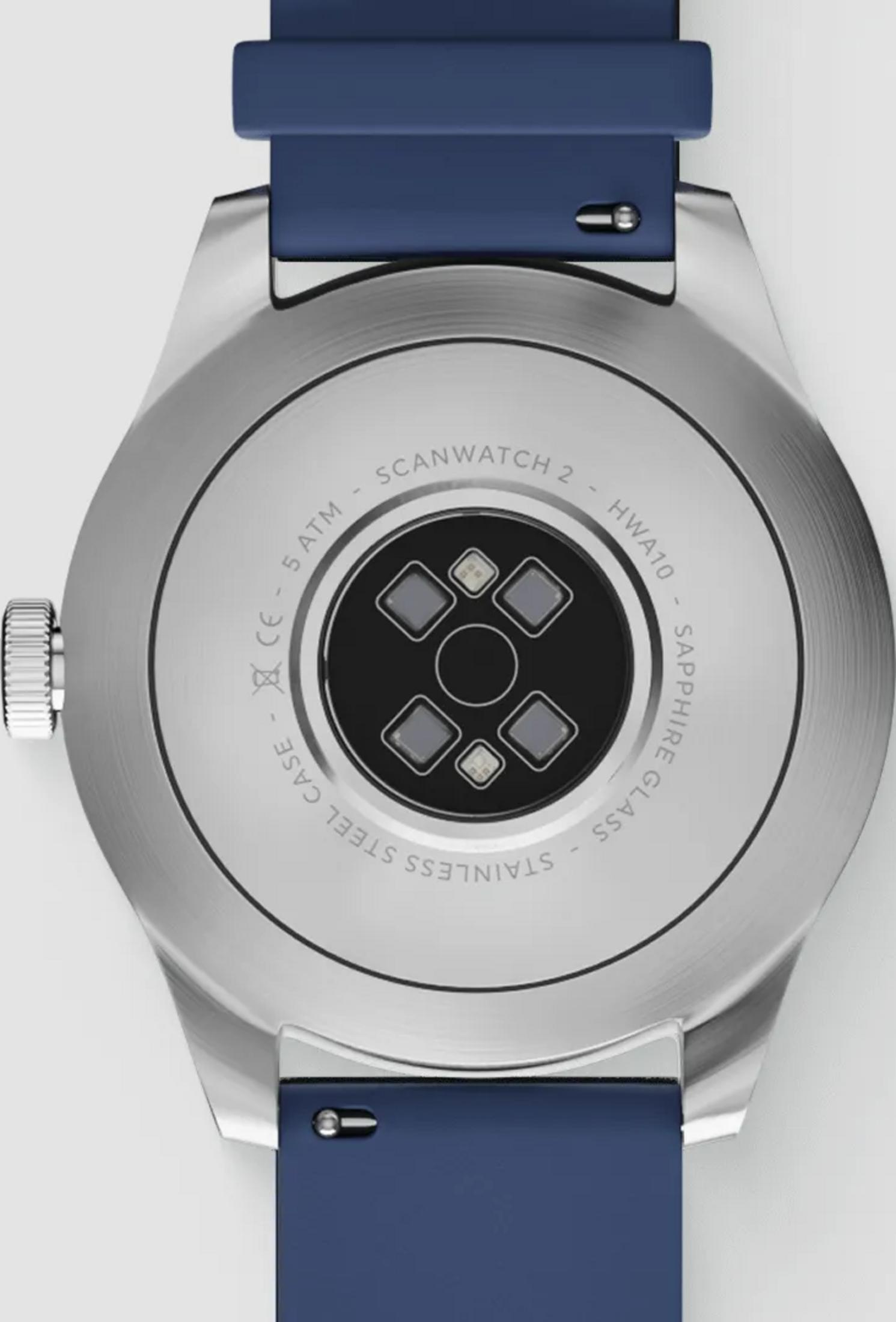 Rückseite einer Smartwatch mit blauem Armband, Metallgehäuse, Sensoren.