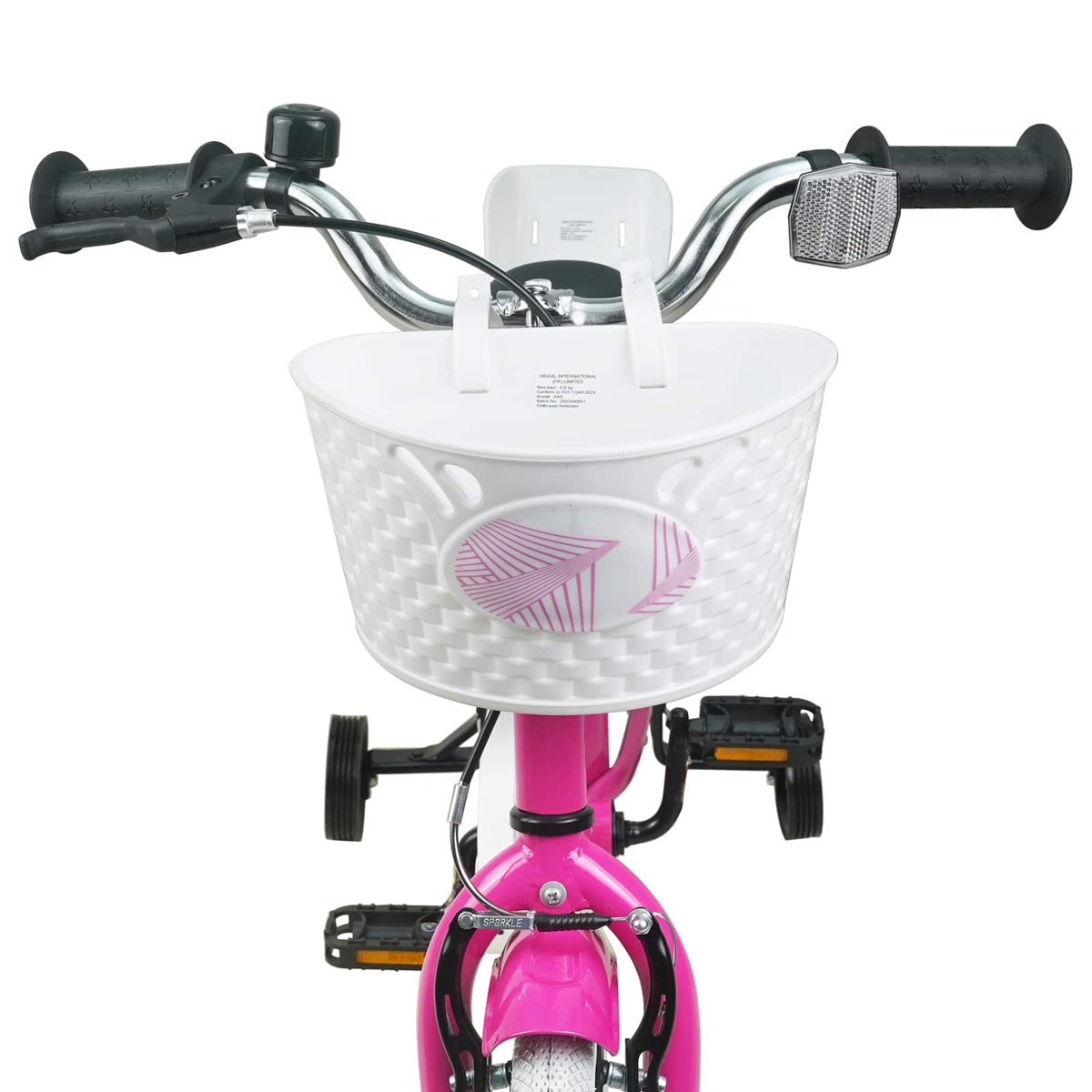 Ein pinkes Kinderfahrrad mit weißem Lenker, Klingel, Reflektor und einem geflochtenen Korb.