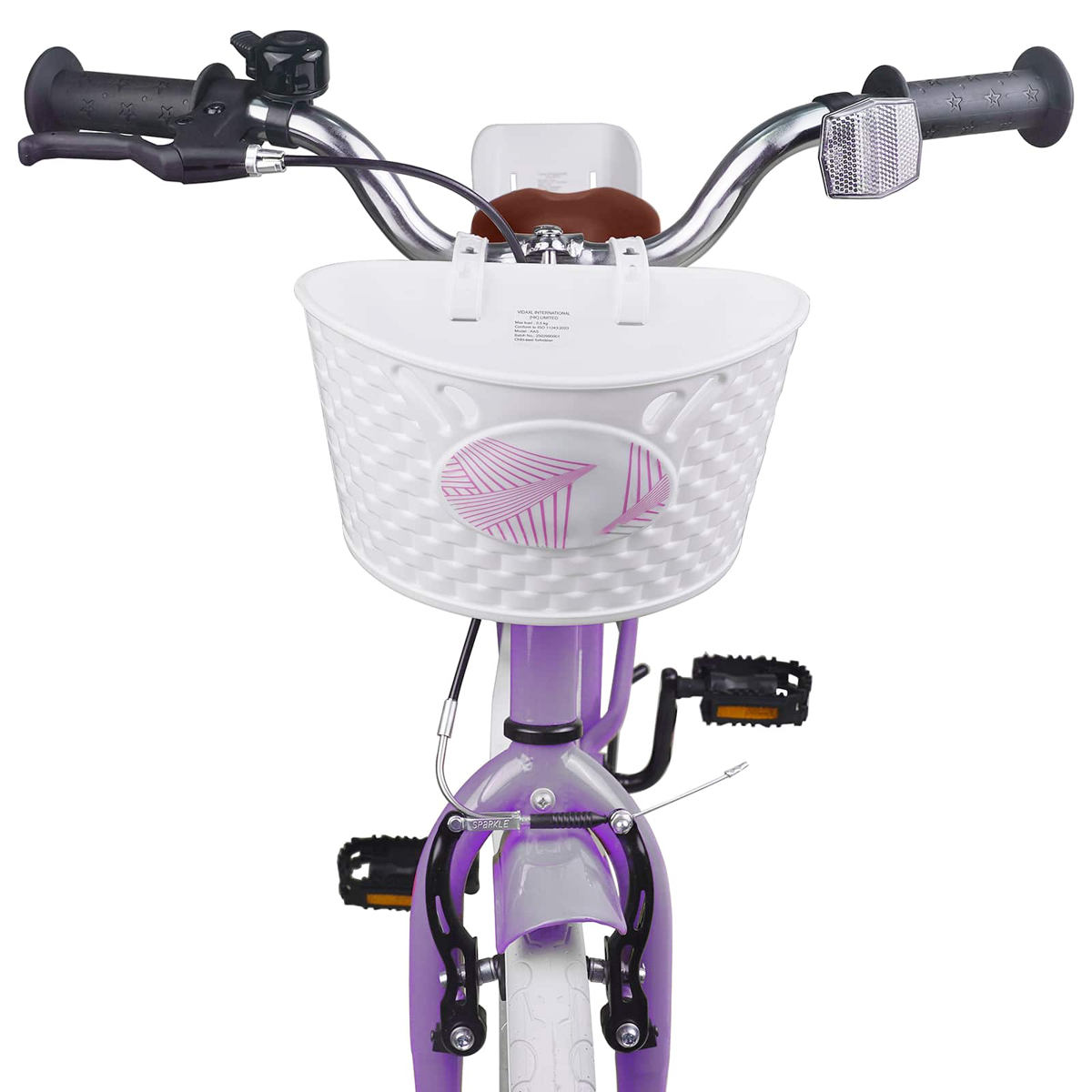 Vorderansicht eines lila Kinderfahrrads mit weißem Korb, Lenker, Klingel und Pedalen.