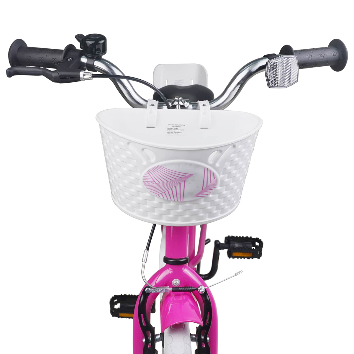 Ein pinkes Kinderfahrrad mit weißem Korb, Lenker, Bremsen und Pedalen.