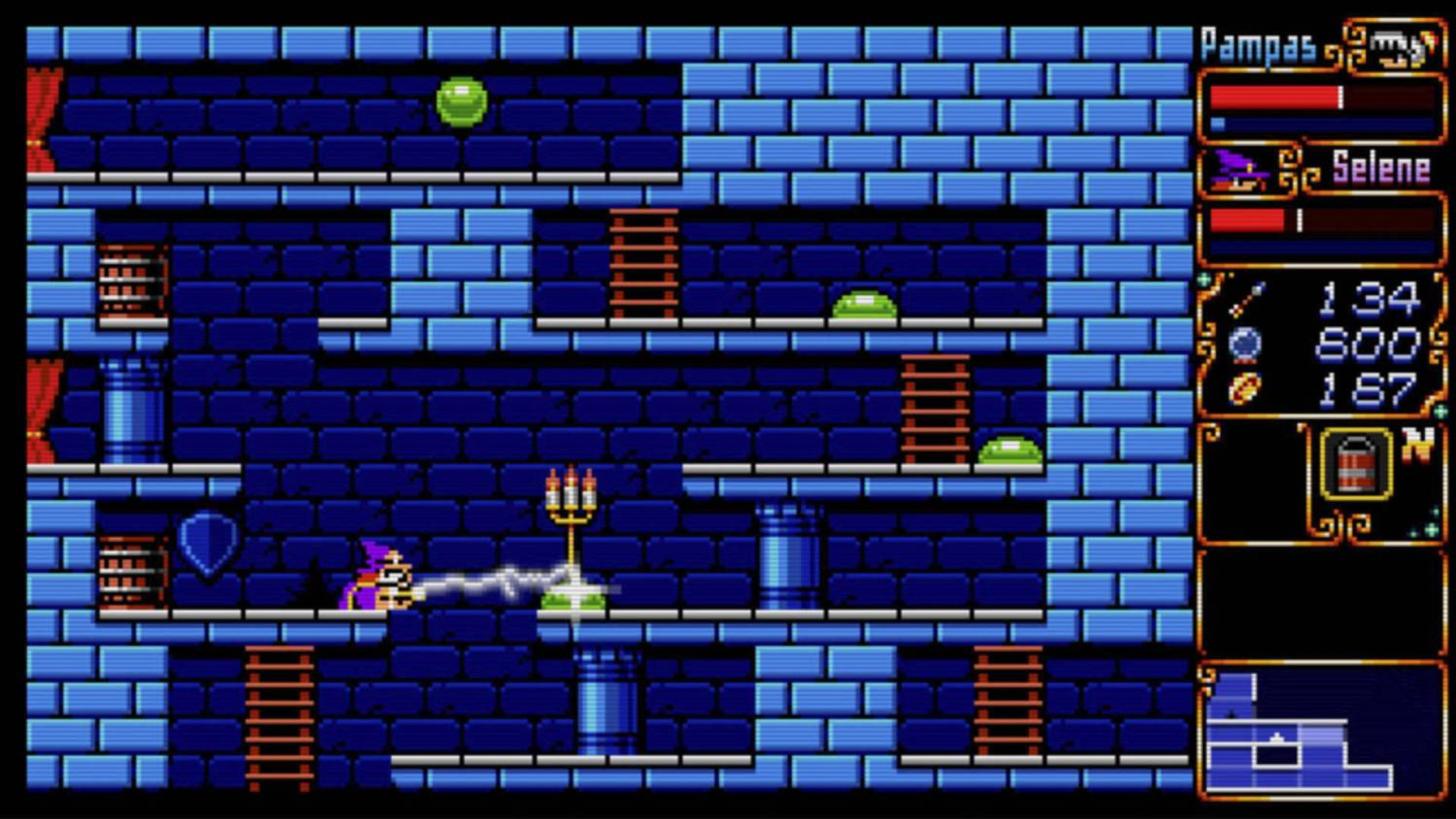 Escena de videojuego de arte de píxeles con un personaje morado atacando.