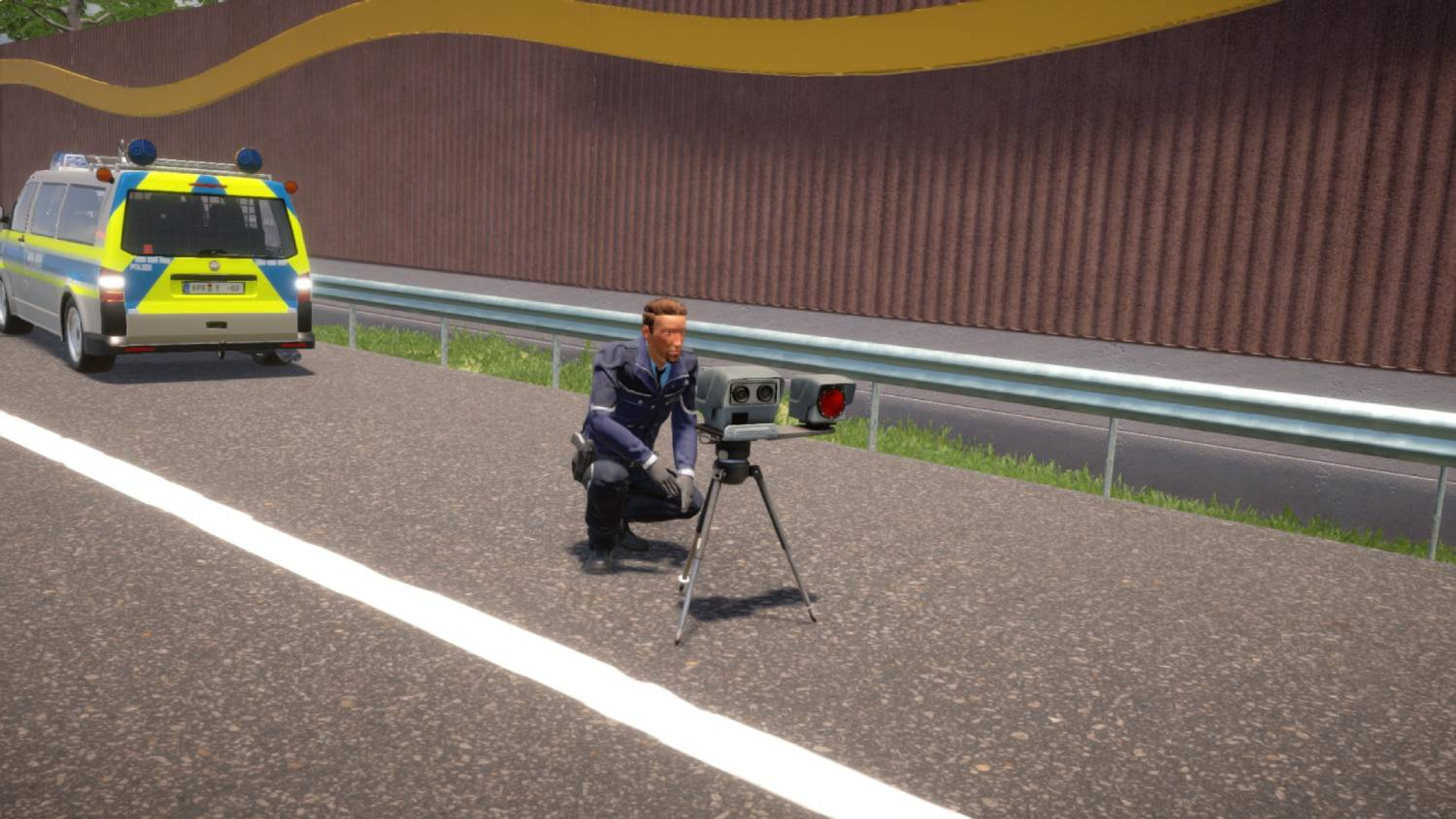 Un poliziotto si inginocchia vicino a un autovelox sulla strada, furgone della polizia sullo sfondo.