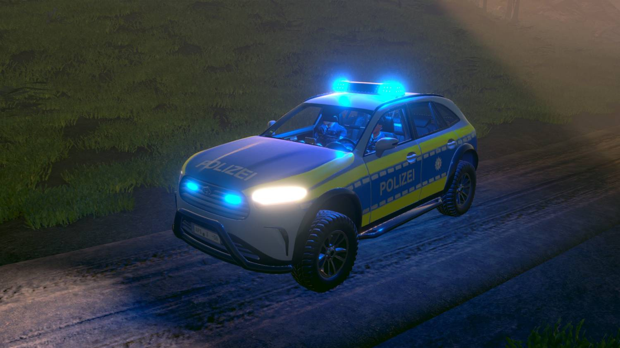 Un SUV della polizia con luci blu accese guida su una strada sterrata di notte.