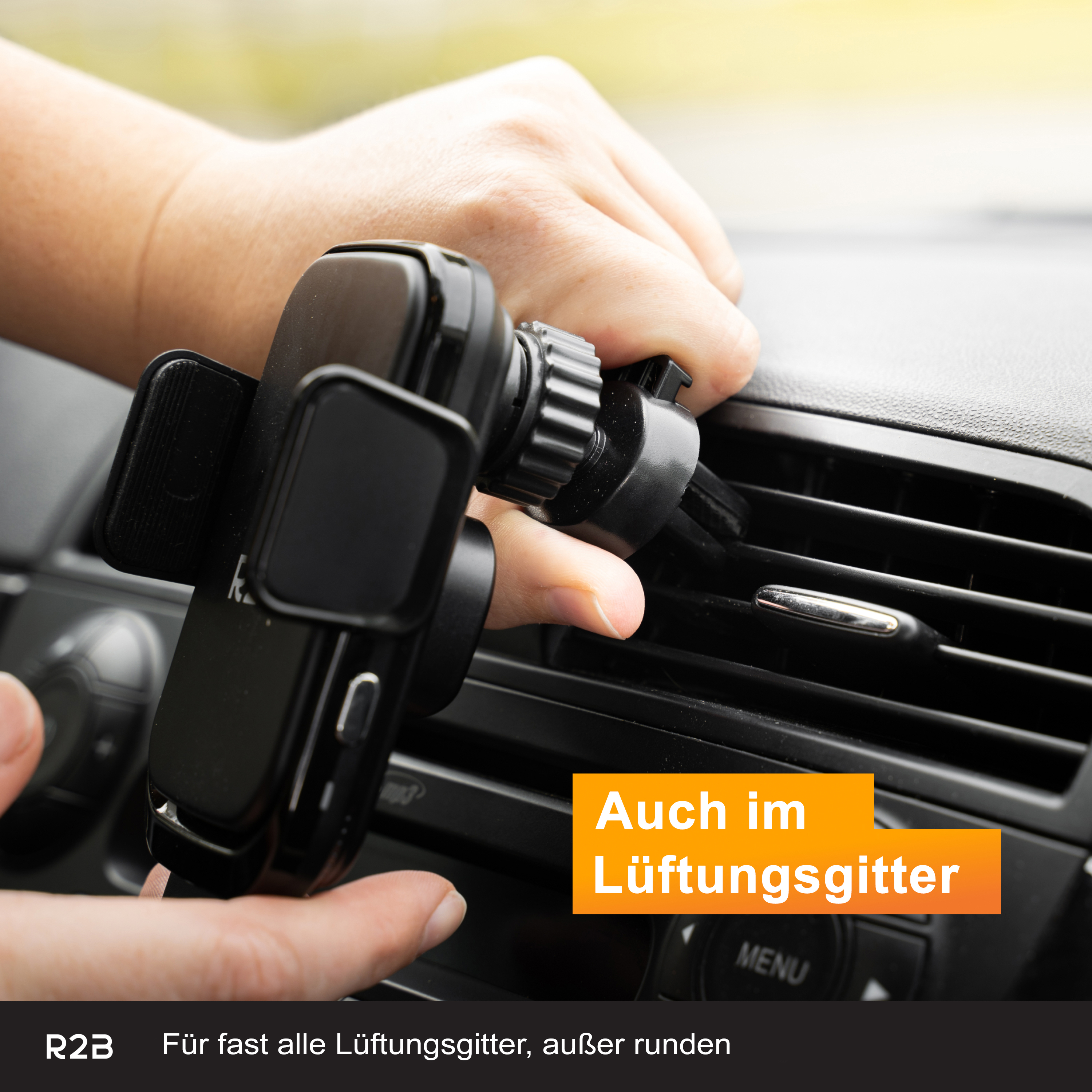 Hände montieren Handyhalterung an Lüftungsgitter im Auto.