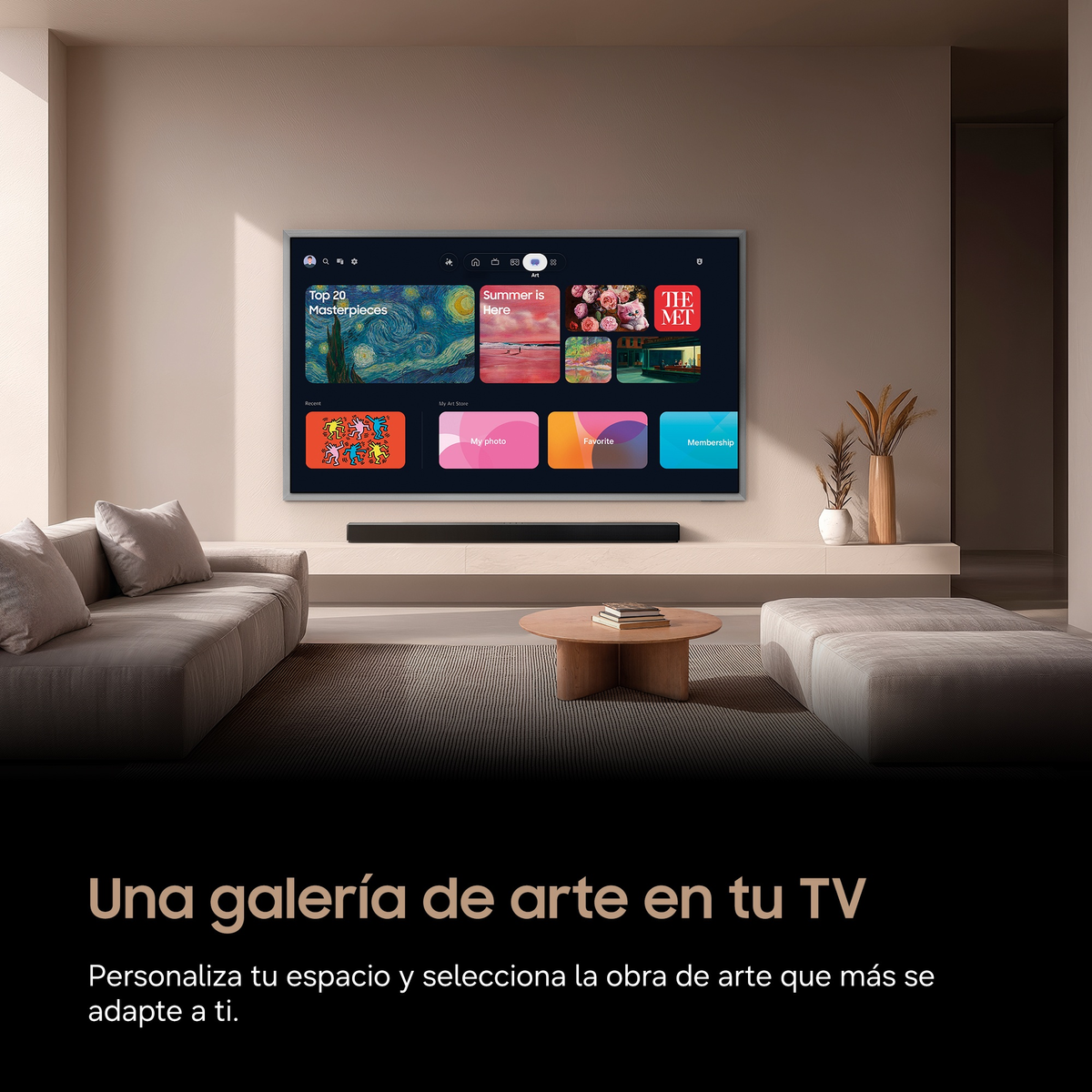 Un soggiorno moderno con un grande televisore che mostra opere d'arte.