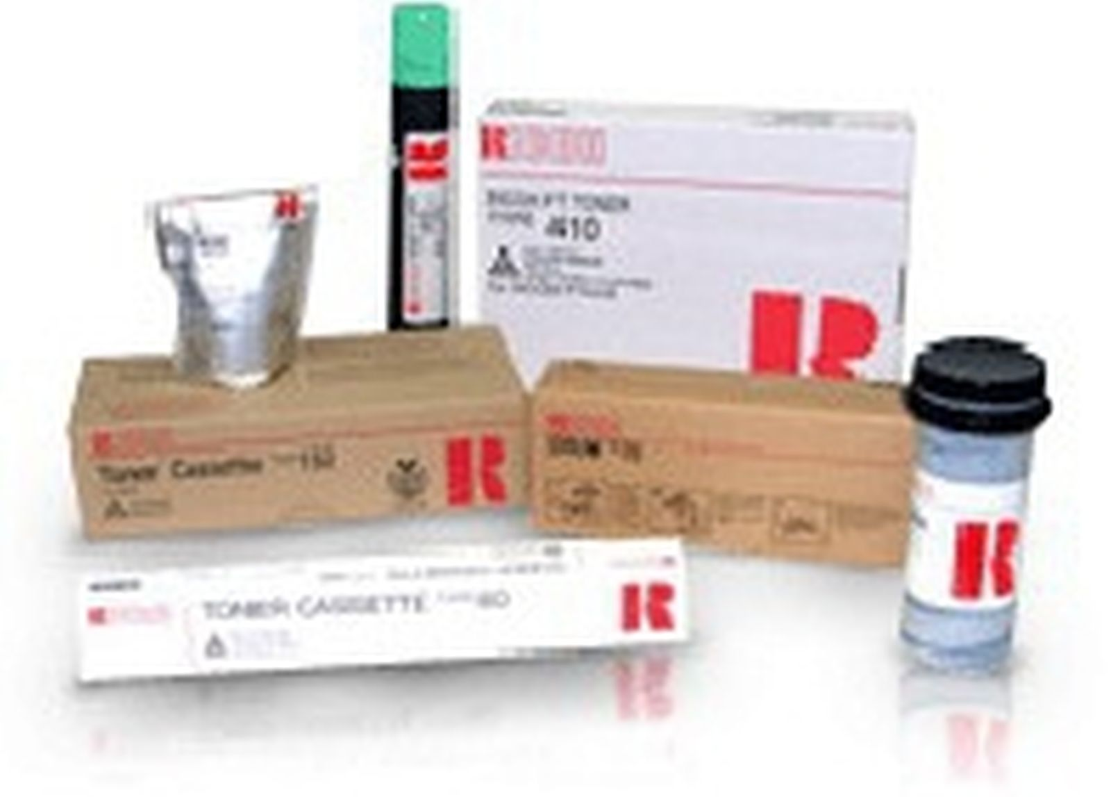 Varie cartucce toner e accessori in scatole e contenitori.