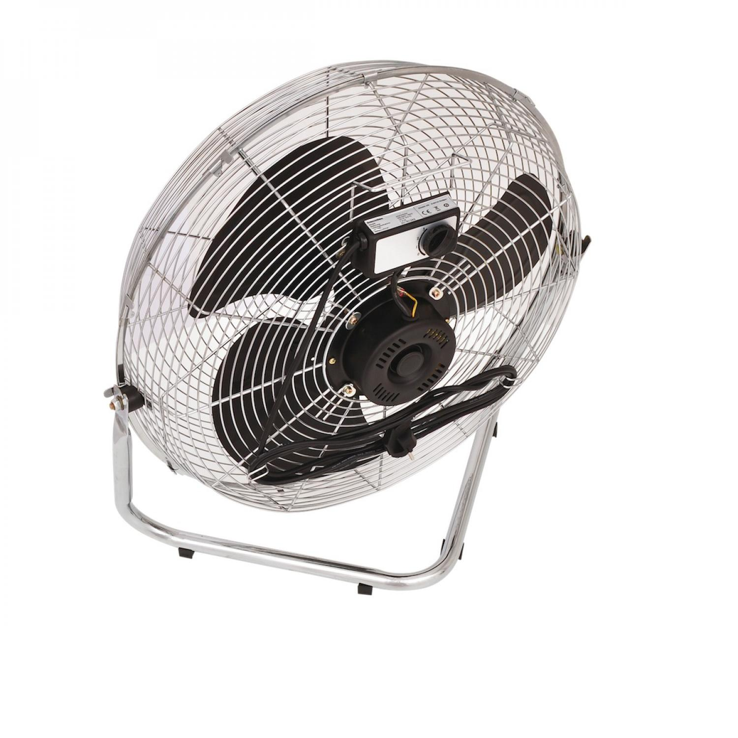 Ein silberner Metallventilator mit schwarzen Rotorblättern auf einem Metallständer.
