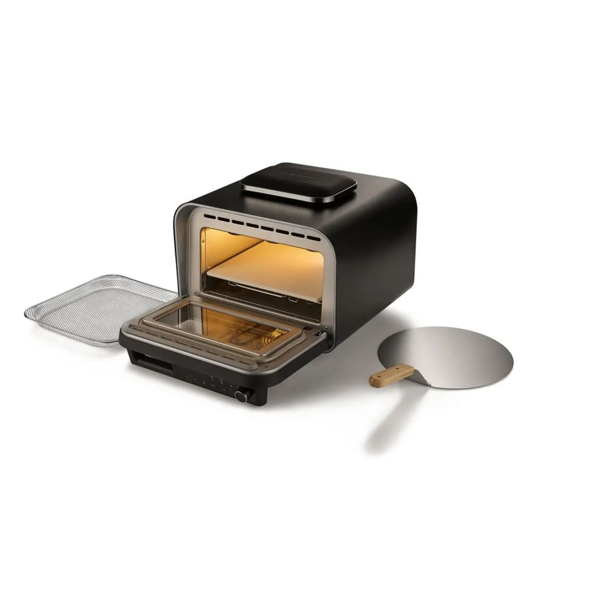 Ein schwarzer Tischbackofen mit geöffneter Tür, daneben ein Pizzaschieber und ein Rost.