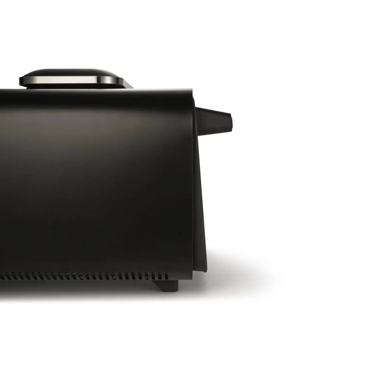 Schwarzer Toaster mit silbernen Akzenten auf weißem Hintergrund.