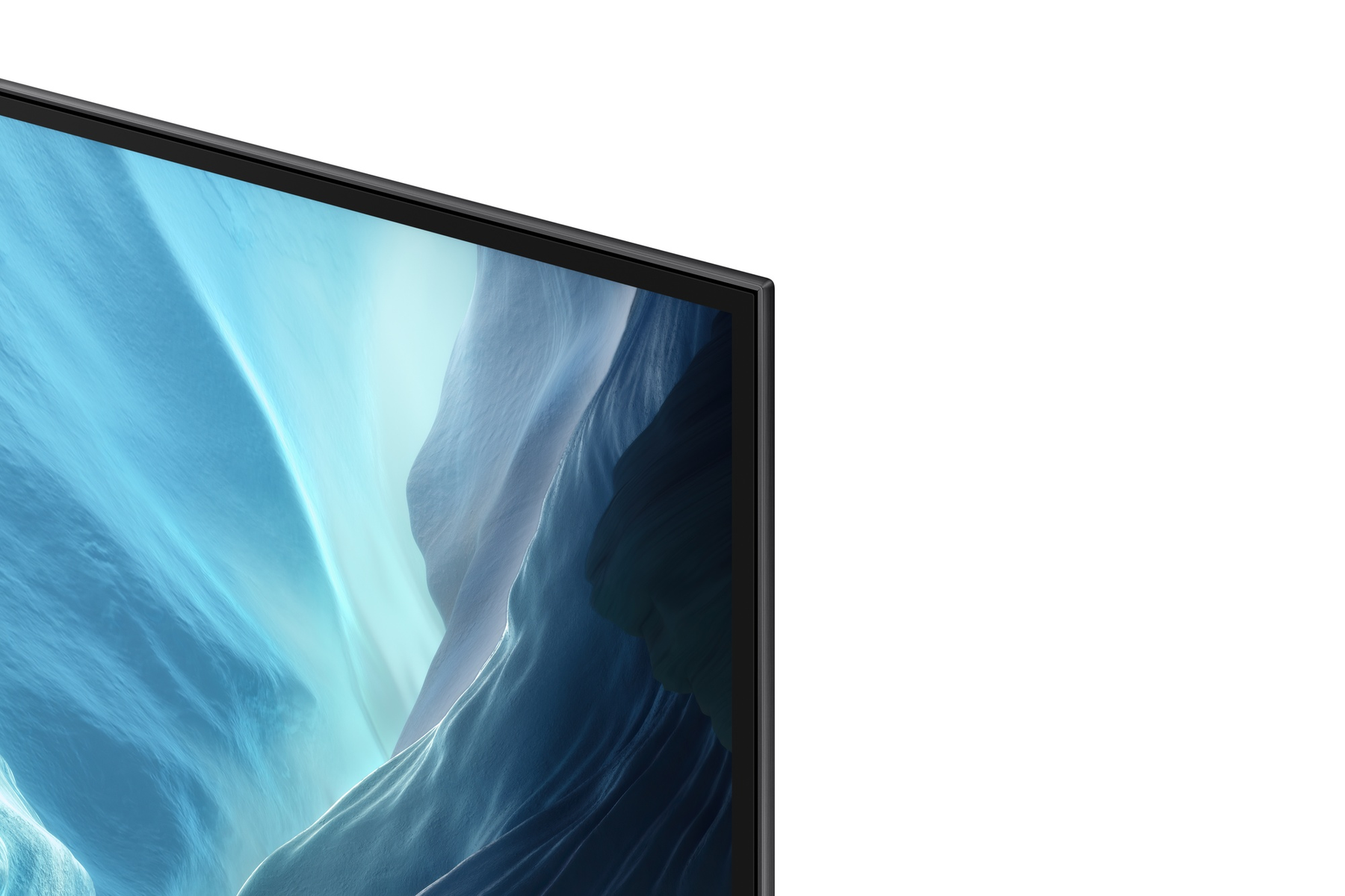 Primo piano di uno schermo TV con uno sfondo blu e grigio a motivi ondulati.