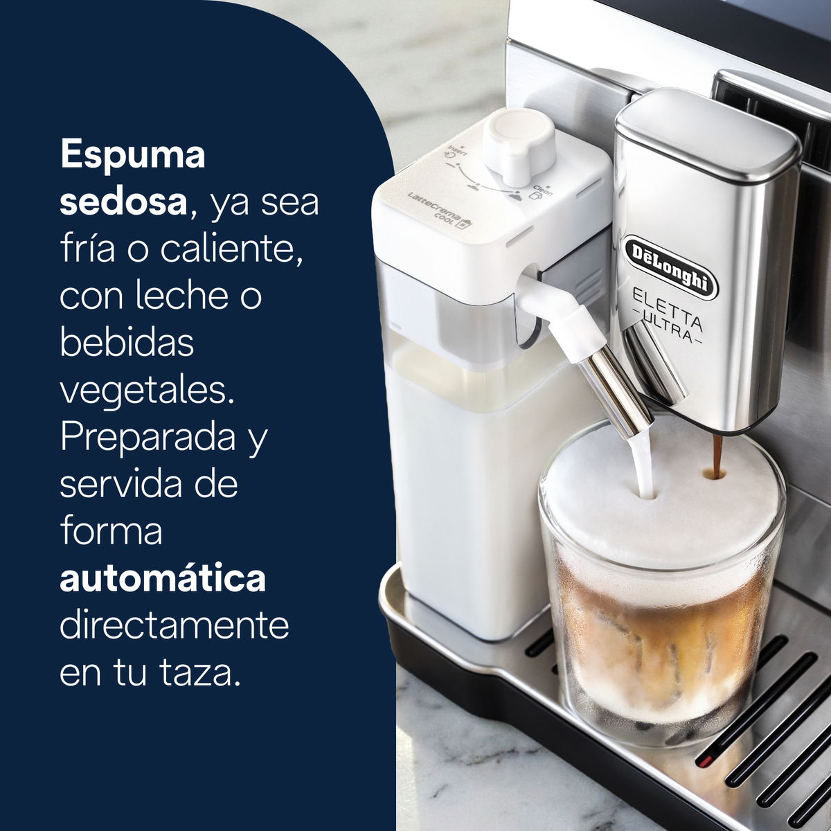 Una cafetera espumea leche automáticamente en un vaso.