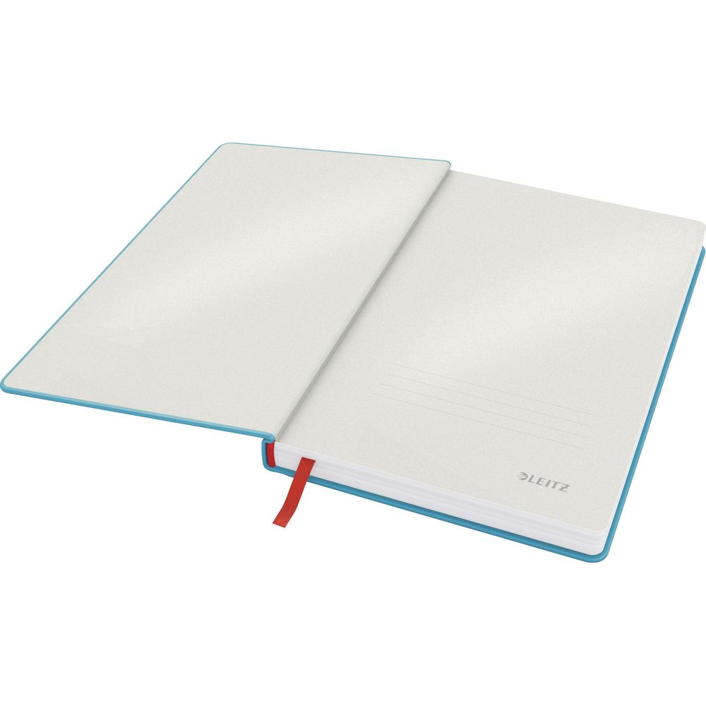 Ein offenes Notizbuch mit blauem Einband und rotem Lesezeichen auf weißem Hintergrund.