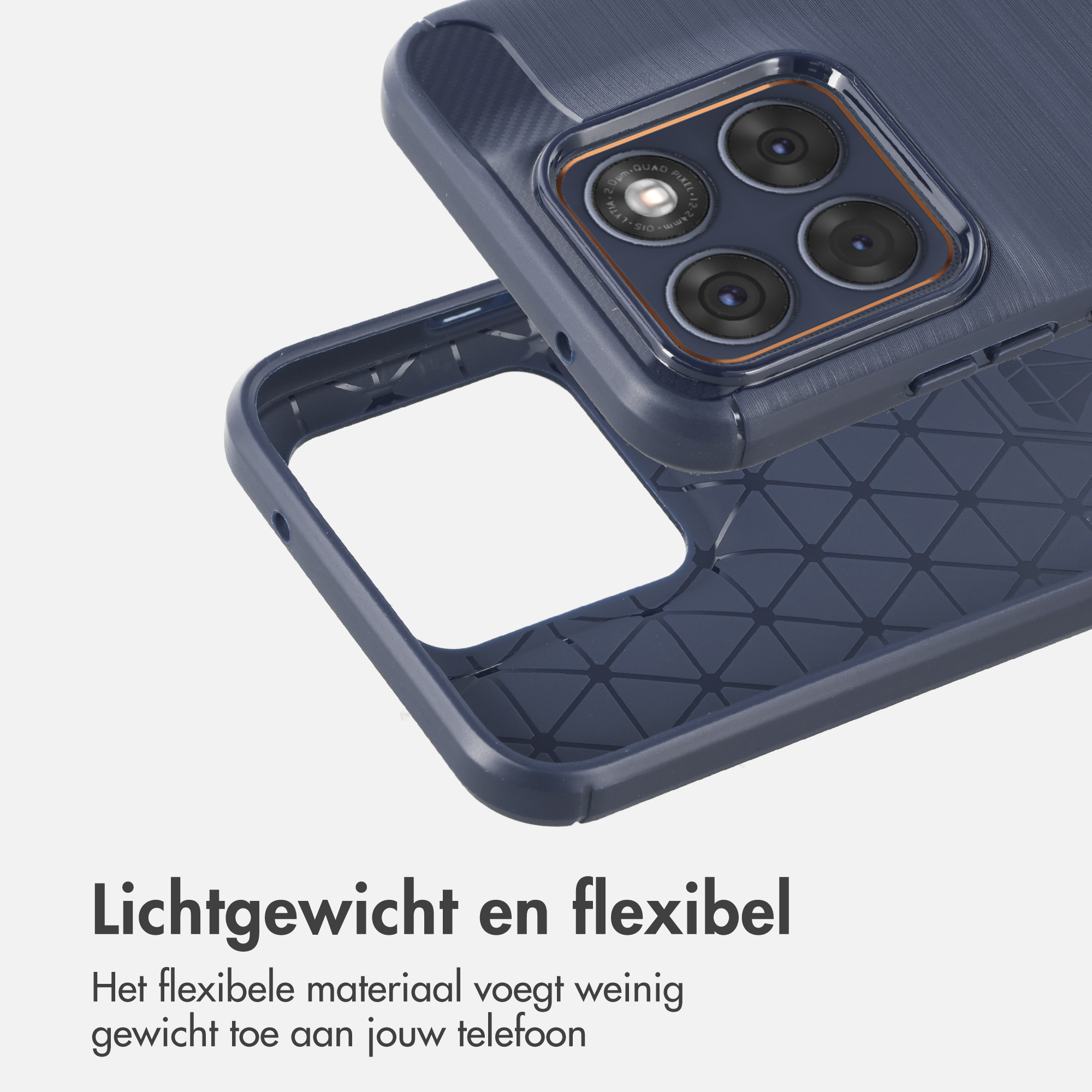Coque de téléphone bleu foncé avec découpe pour quadruple appareil photo sur fond blanc.