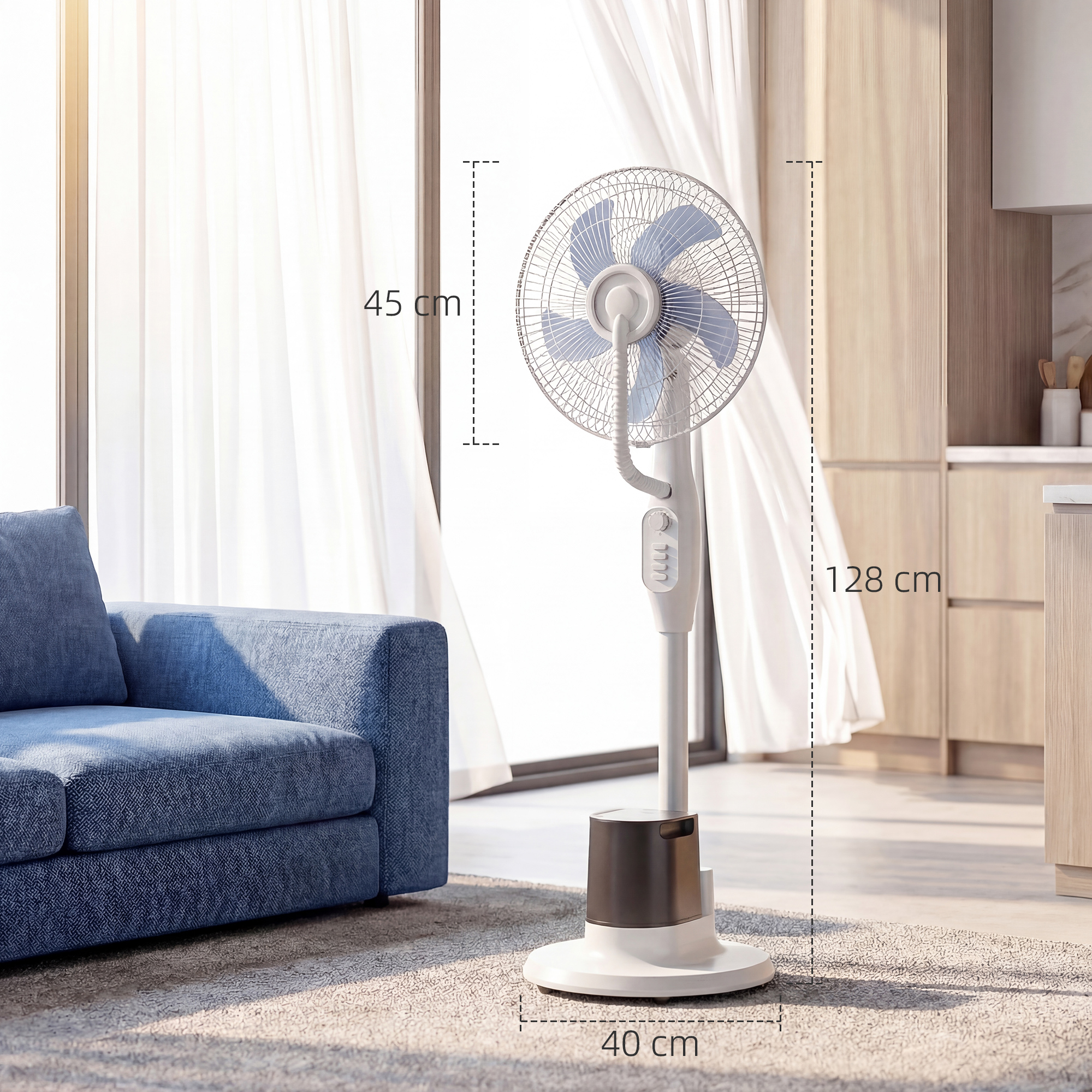 Un ventilador de pie blanco con aspas azules junto a un sofá azul.