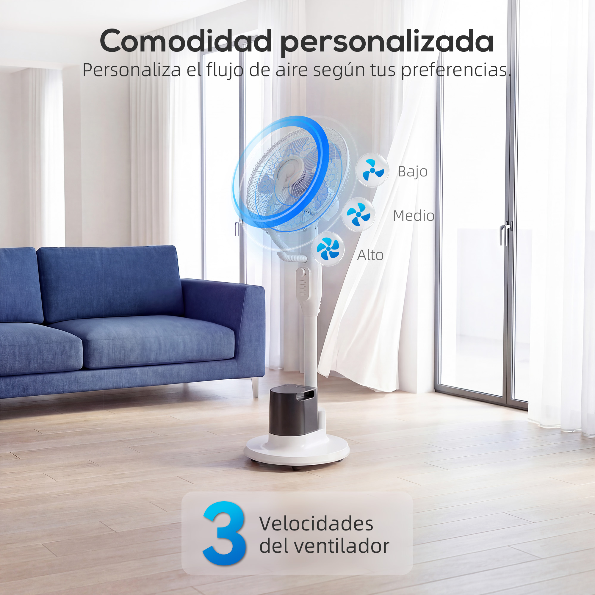 Un ventilador blanco de pie con indicadores de flujo de aire azules junto a un sofá azul.